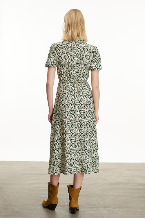  ÇİÇEK DESENLİ YIRTMAÇLI MİDİ ELBİSE