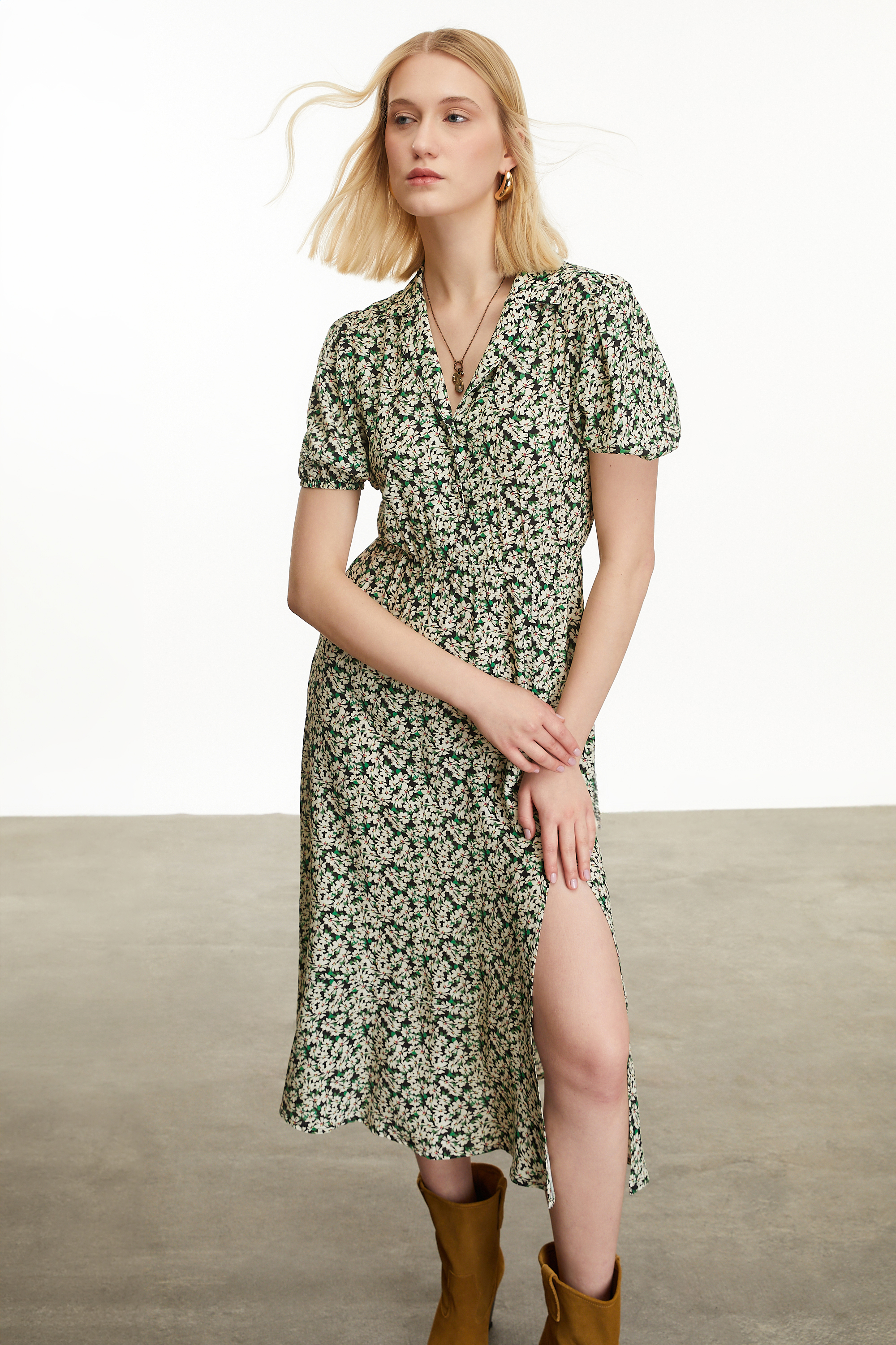 ÇİÇEK DESENLİ YIRTMAÇLI MİDİ ELBİSE