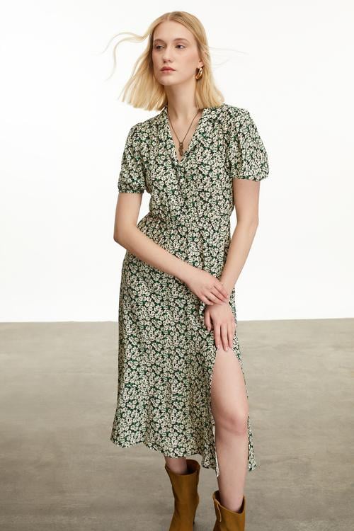  ÇİÇEK DESENLİ YIRTMAÇLI MİDİ ELBİSE