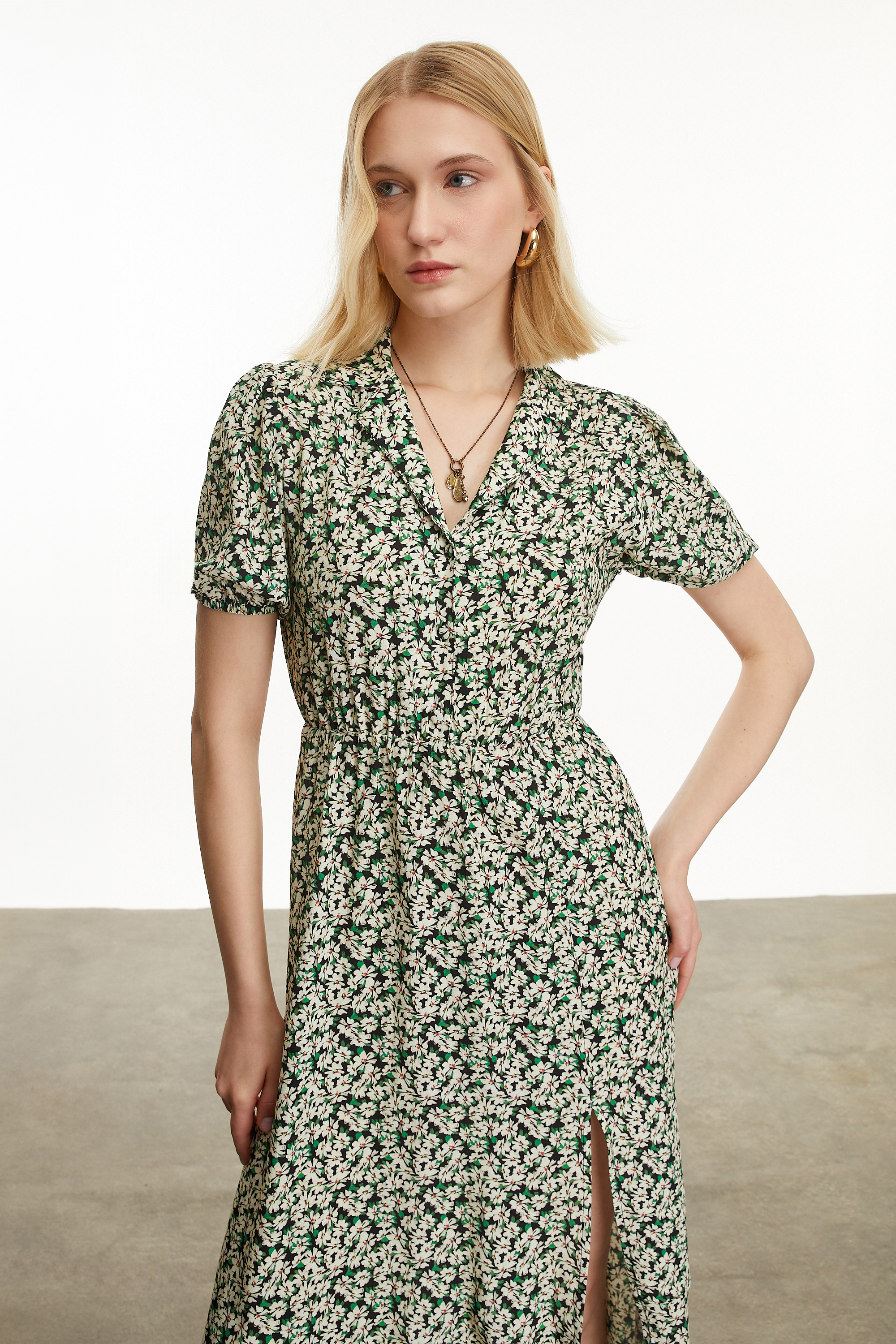 ÇİÇEK DESENLİ YIRTMAÇLI MİDİ ELBİSE