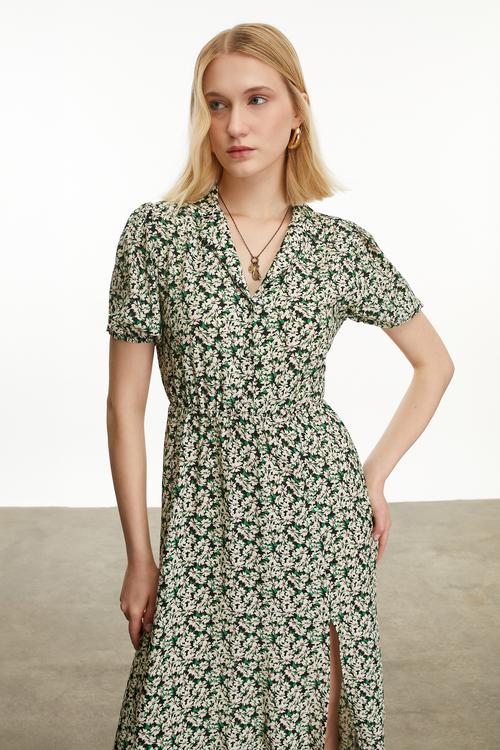  ÇİÇEK DESENLİ YIRTMAÇLI MİDİ ELBİSE