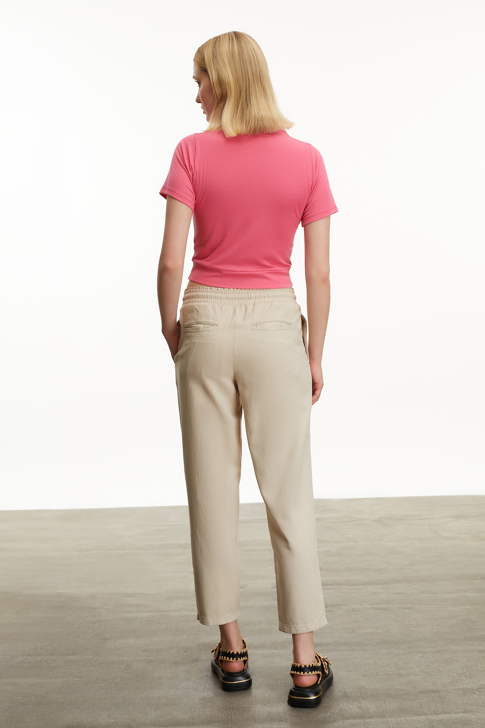 V YAKA KISA KOLLU CROP T-SHIRT