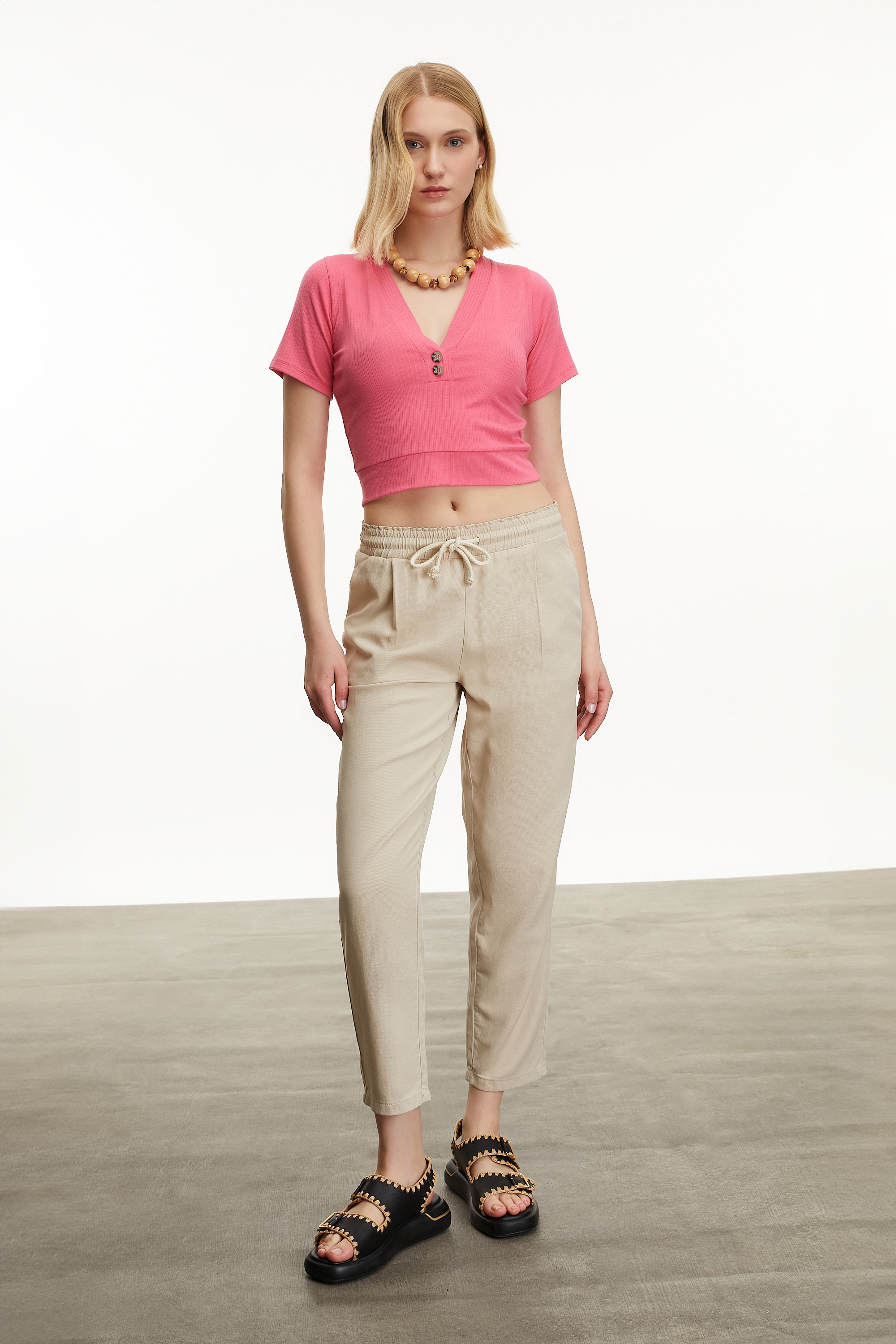 V YAKA KISA KOLLU CROP T-SHIRT