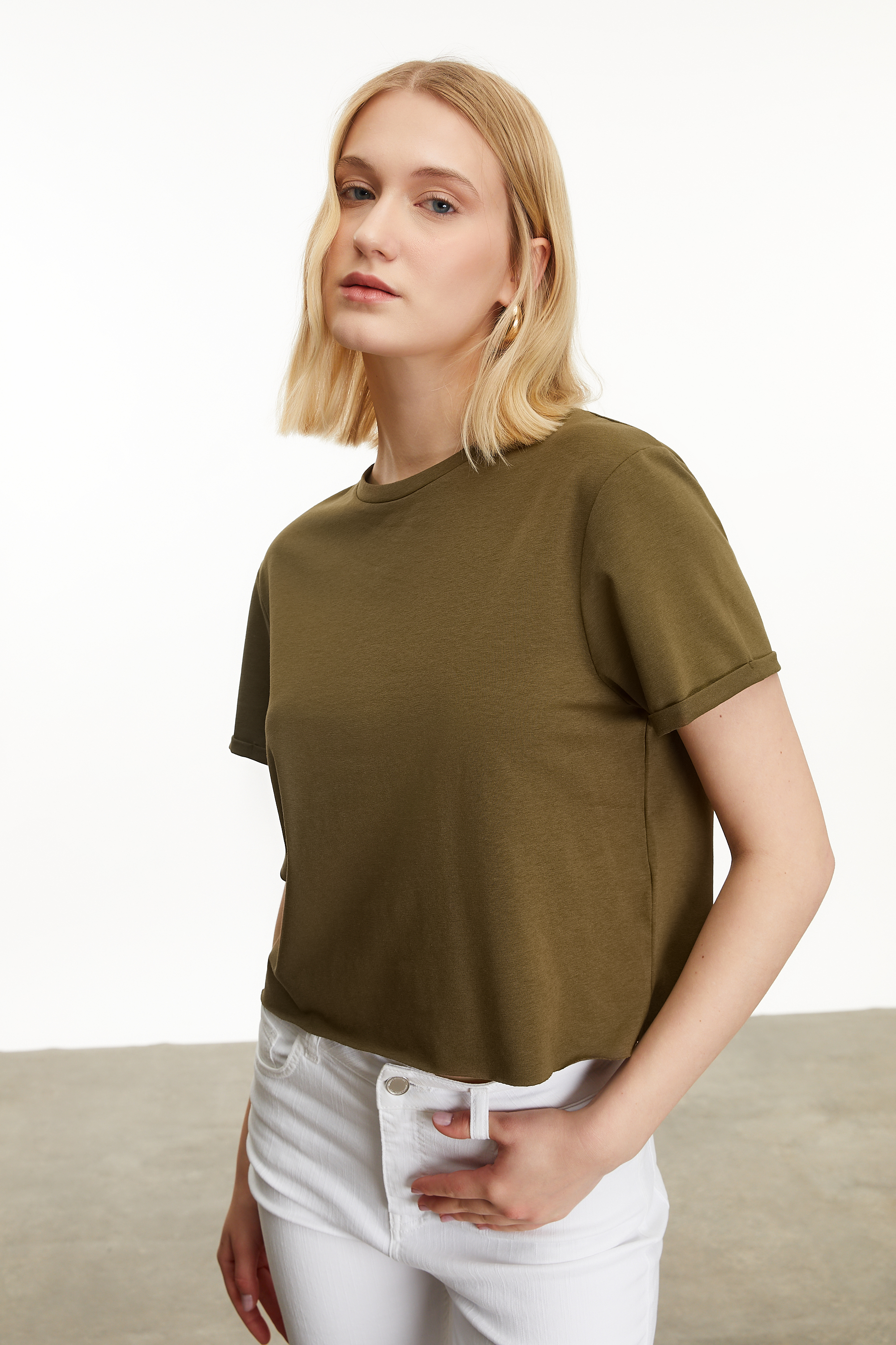 KISA KOLLU CROP T-SHIRT