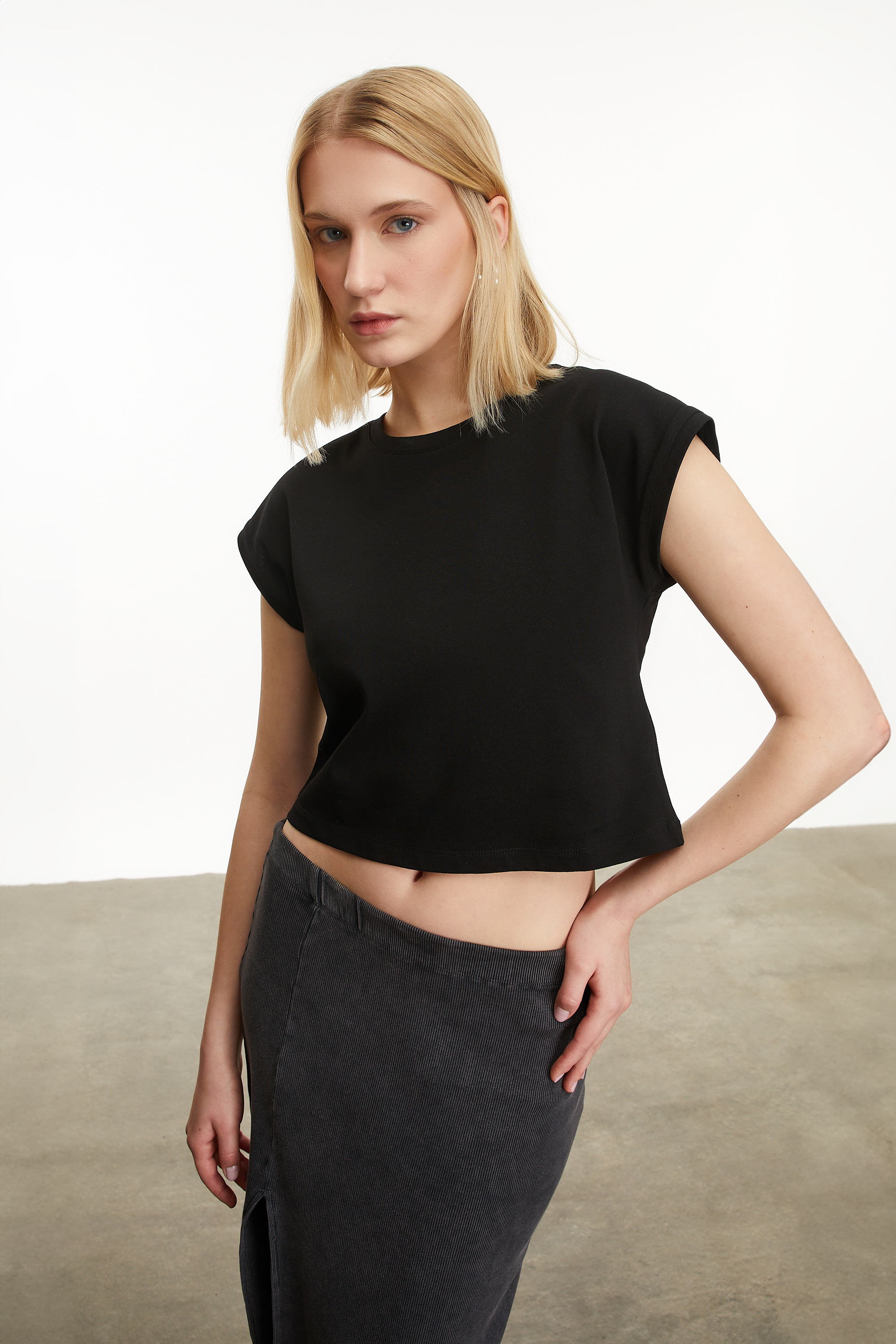 BİSİKLET YAKA CROP T-SHIRT