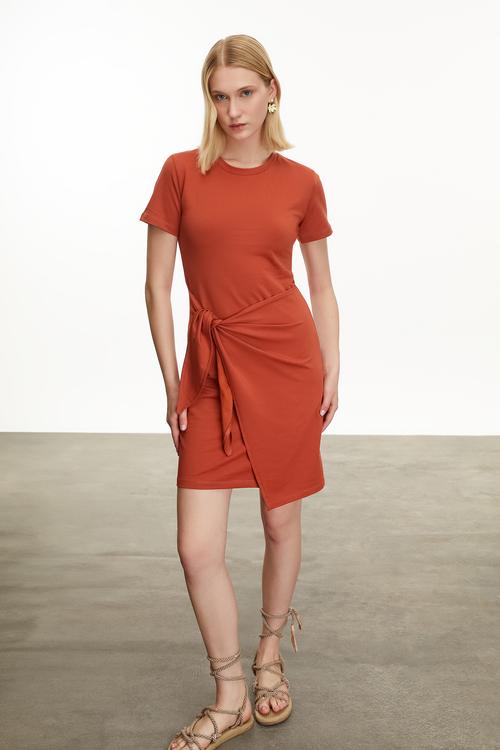  BAĞLAMA DETAYLI MİNİ ÖRME ELBİSE