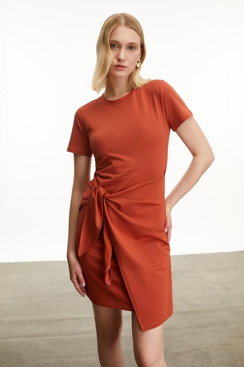  BAĞLAMA DETAYLI MİNİ ÖRME ELBİSE