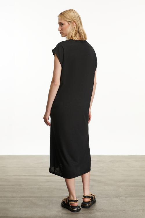  DÜĞÜM DETAYLI MİDİ ELBİSE