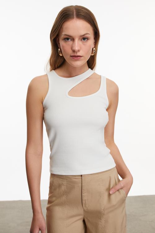  CUT OUT DETAYLI KOLSUZ T-SHIRT