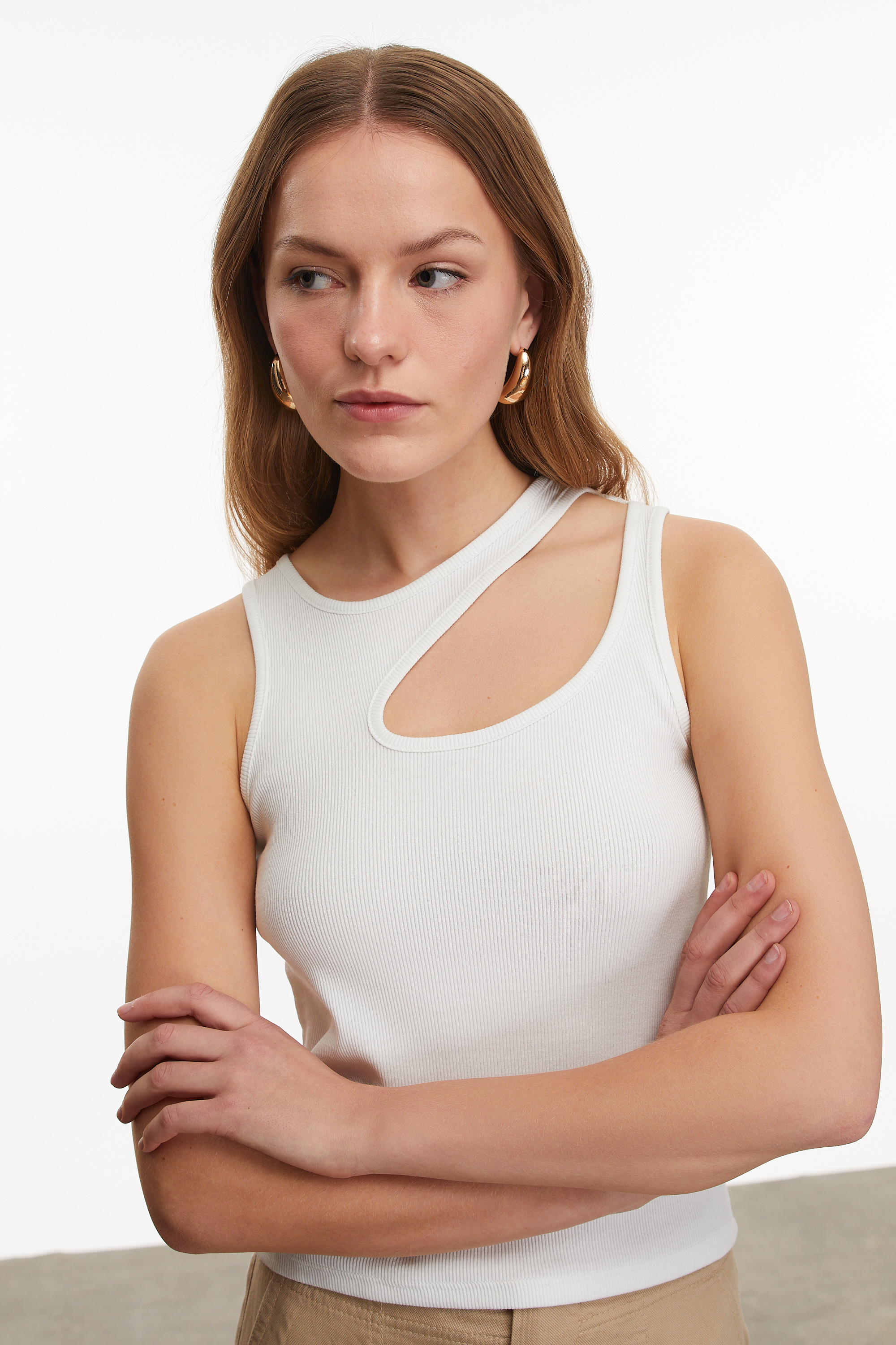 CUT OUT DETAYLI KOLSUZ T-SHIRT