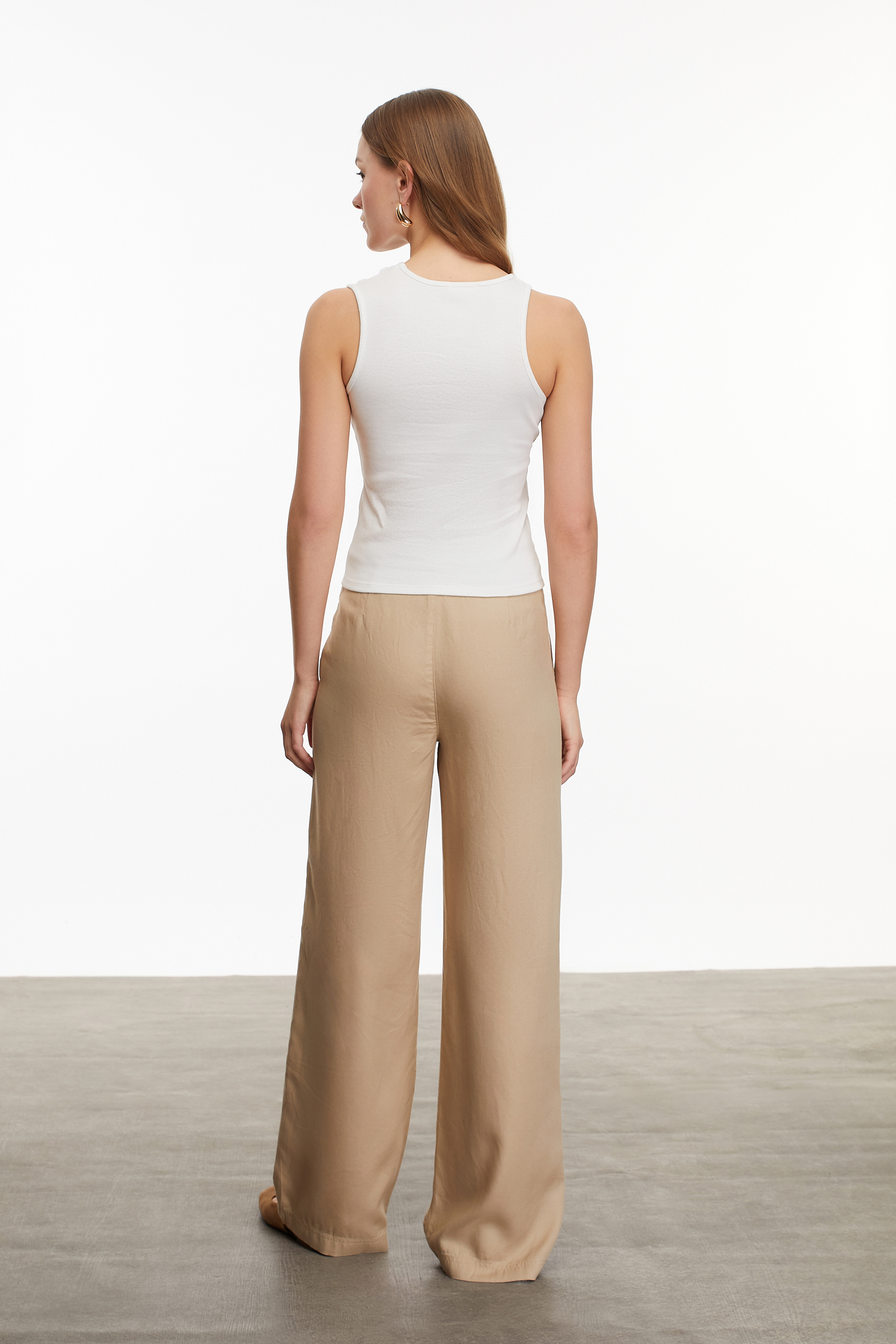 CUT OUT DETAYLI KOLSUZ T-SHIRT