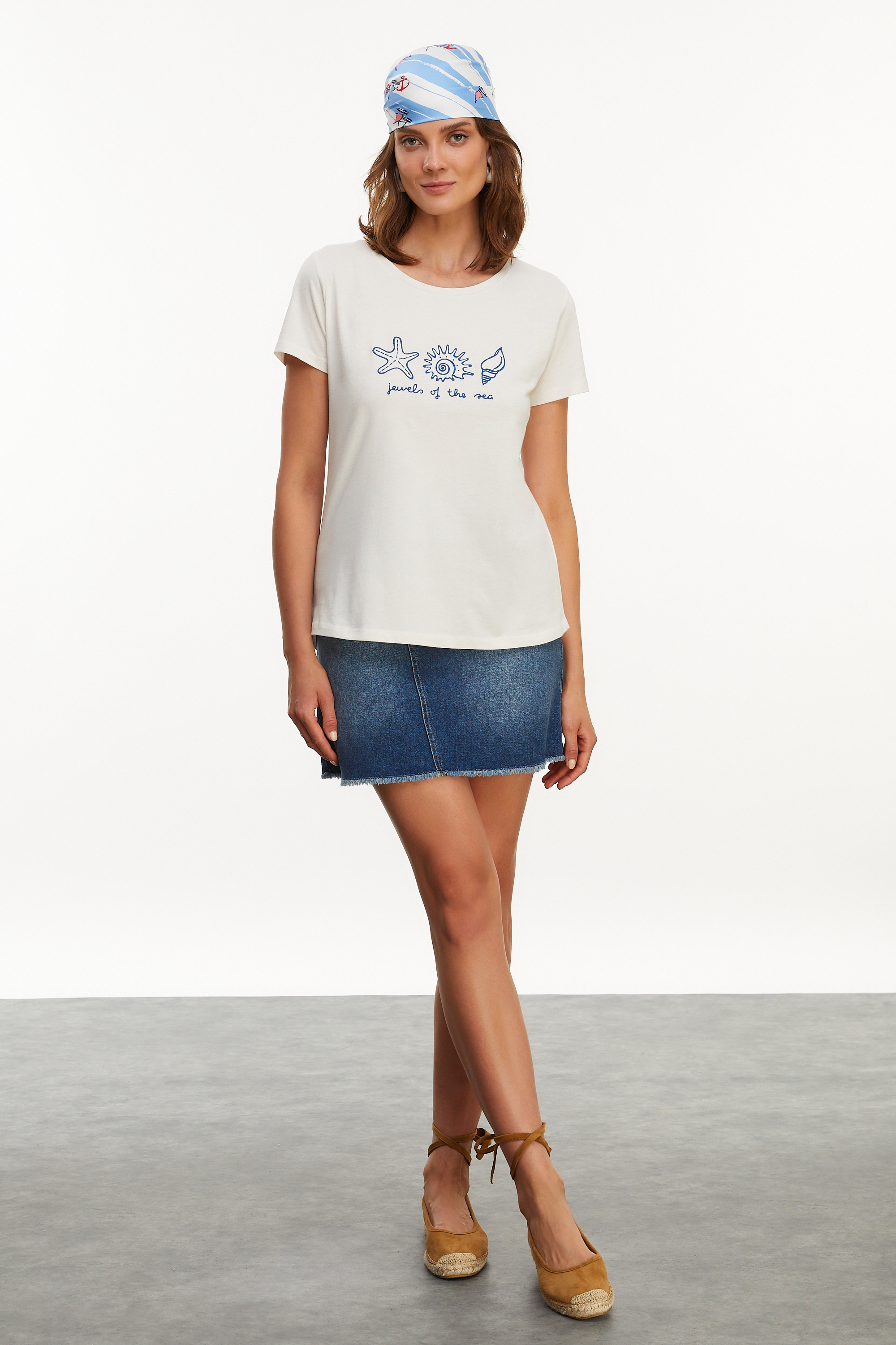 NAKIŞLI BİSİKLET YAKA KISA KOLLU T-SHIRT