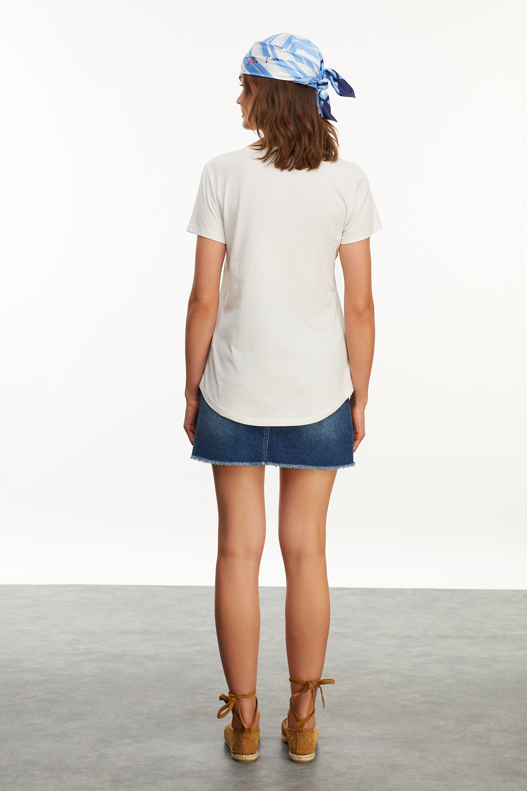 NAKIŞLI BİSİKLET YAKA KISA KOLLU T-SHIRT