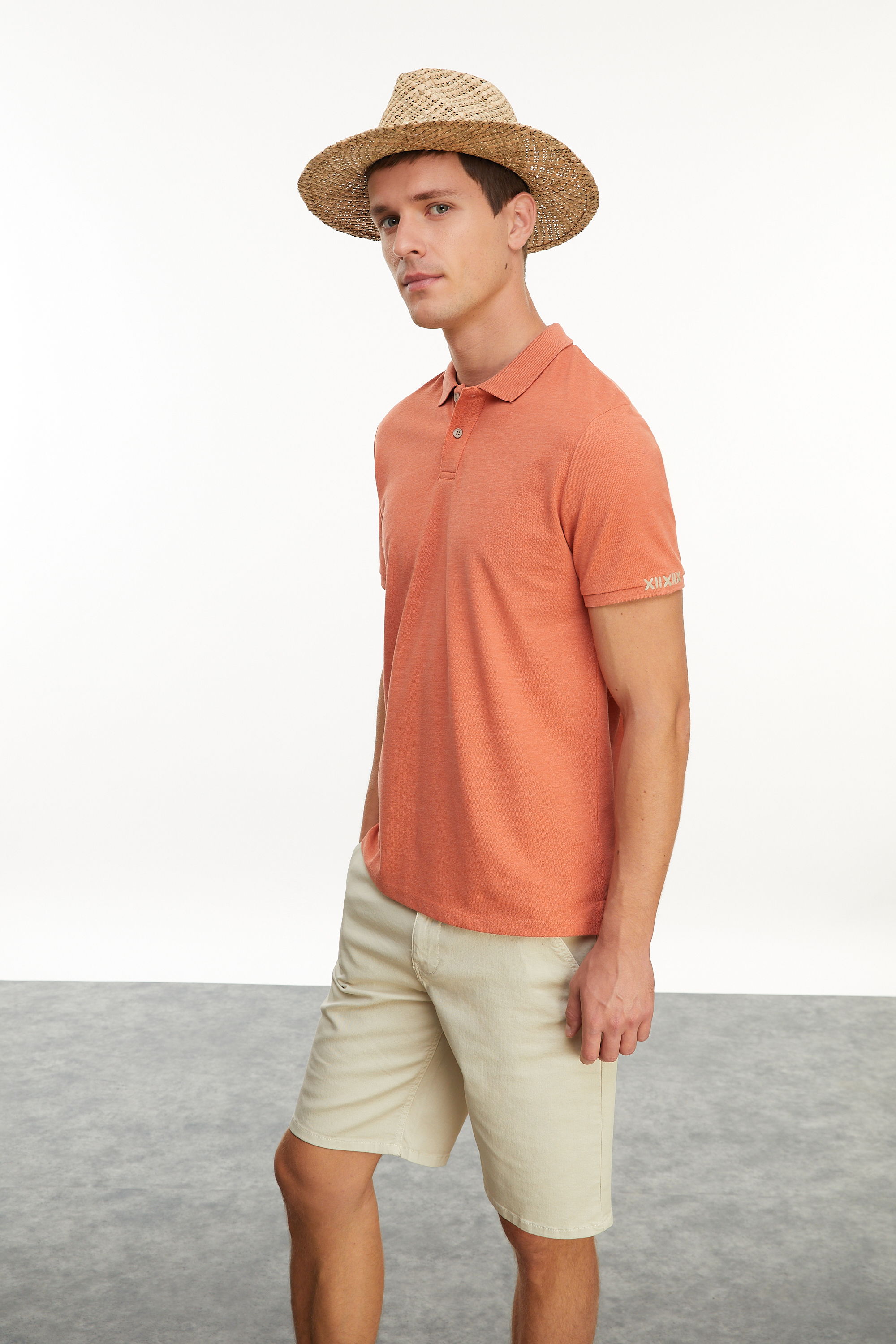Erkek Kiremit Rengi Polo Yaka Nakışlı T-Shirt