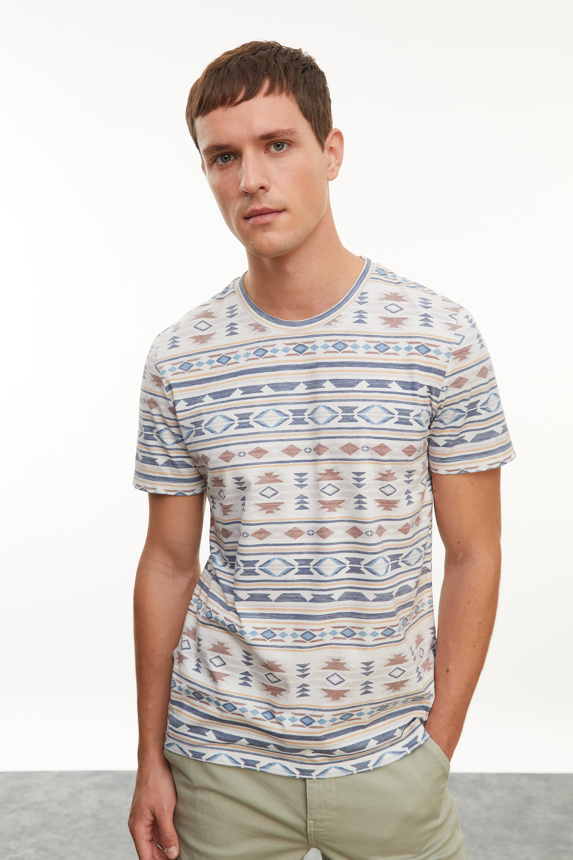 ETNİK BASKILI BİSİKLET YAKA T-SHIRT