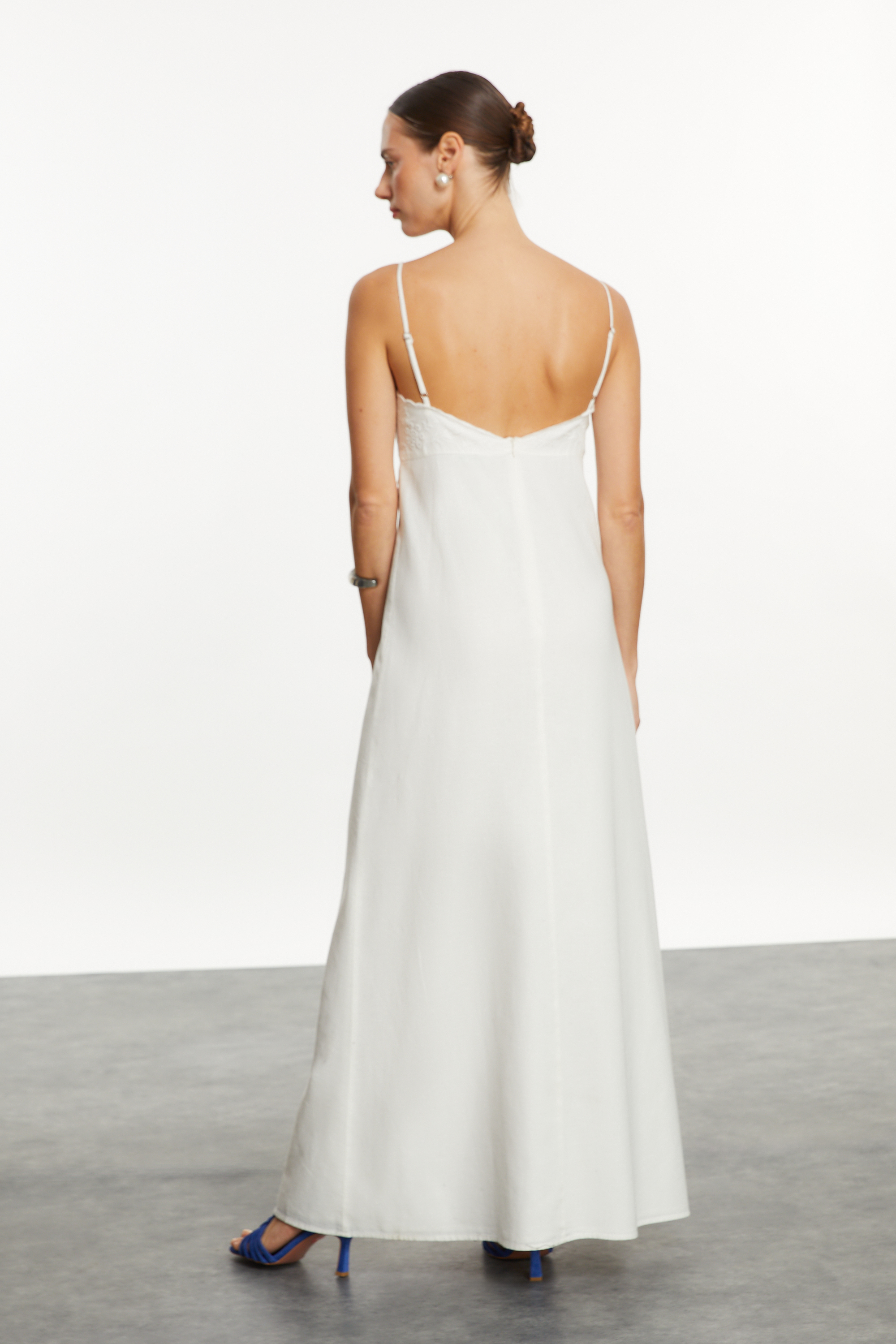 NAKIŞLI YIRTMAÇLI UZUN ELBİSE