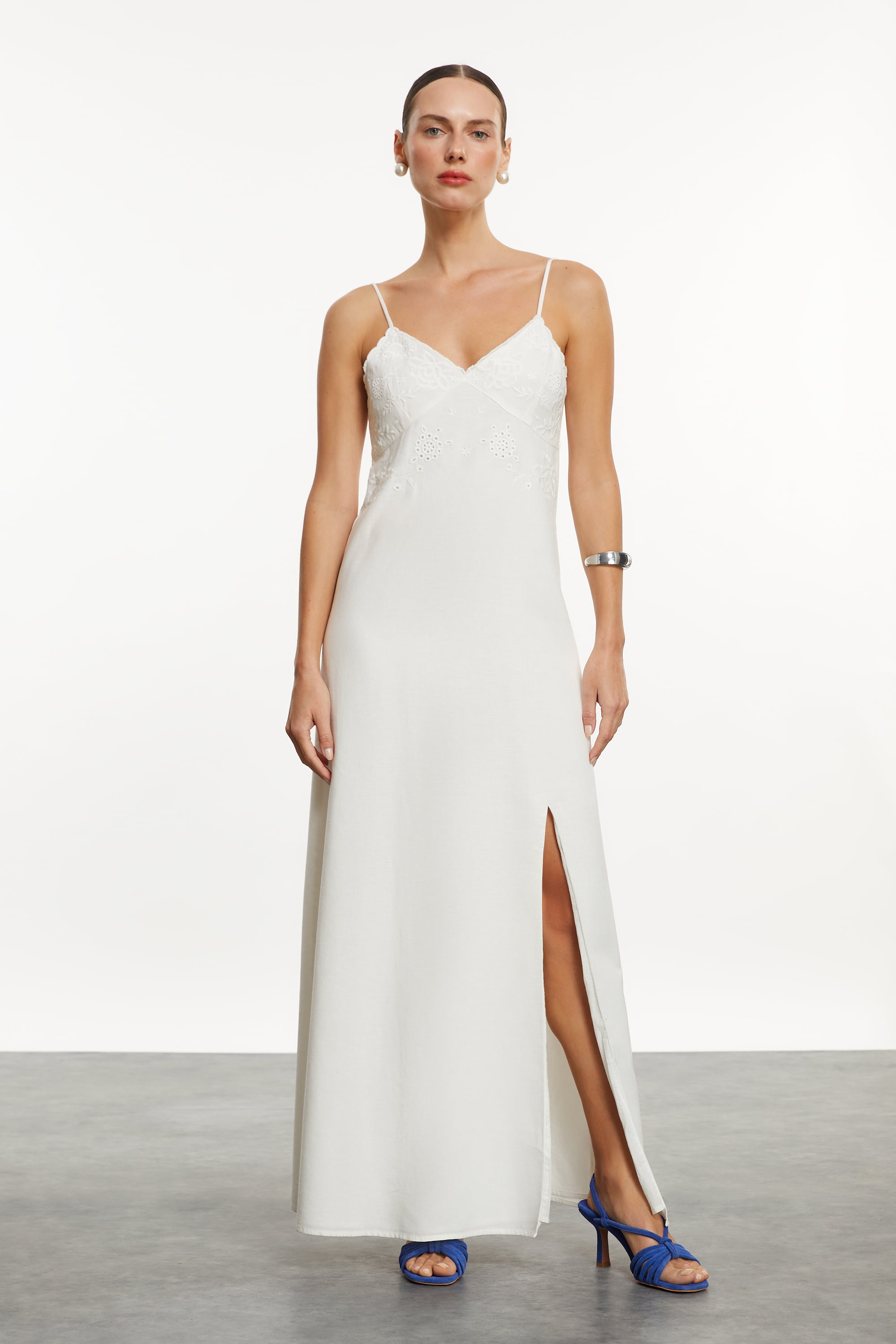 NAKIŞLI YIRTMAÇLI UZUN ELBİSE