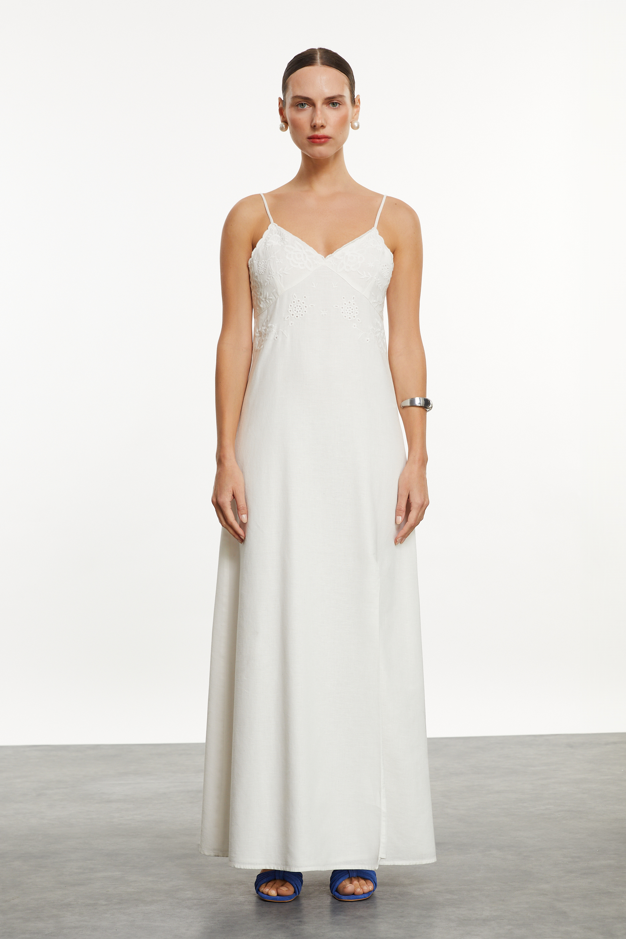 NAKIŞLI YIRTMAÇLI UZUN ELBİSE