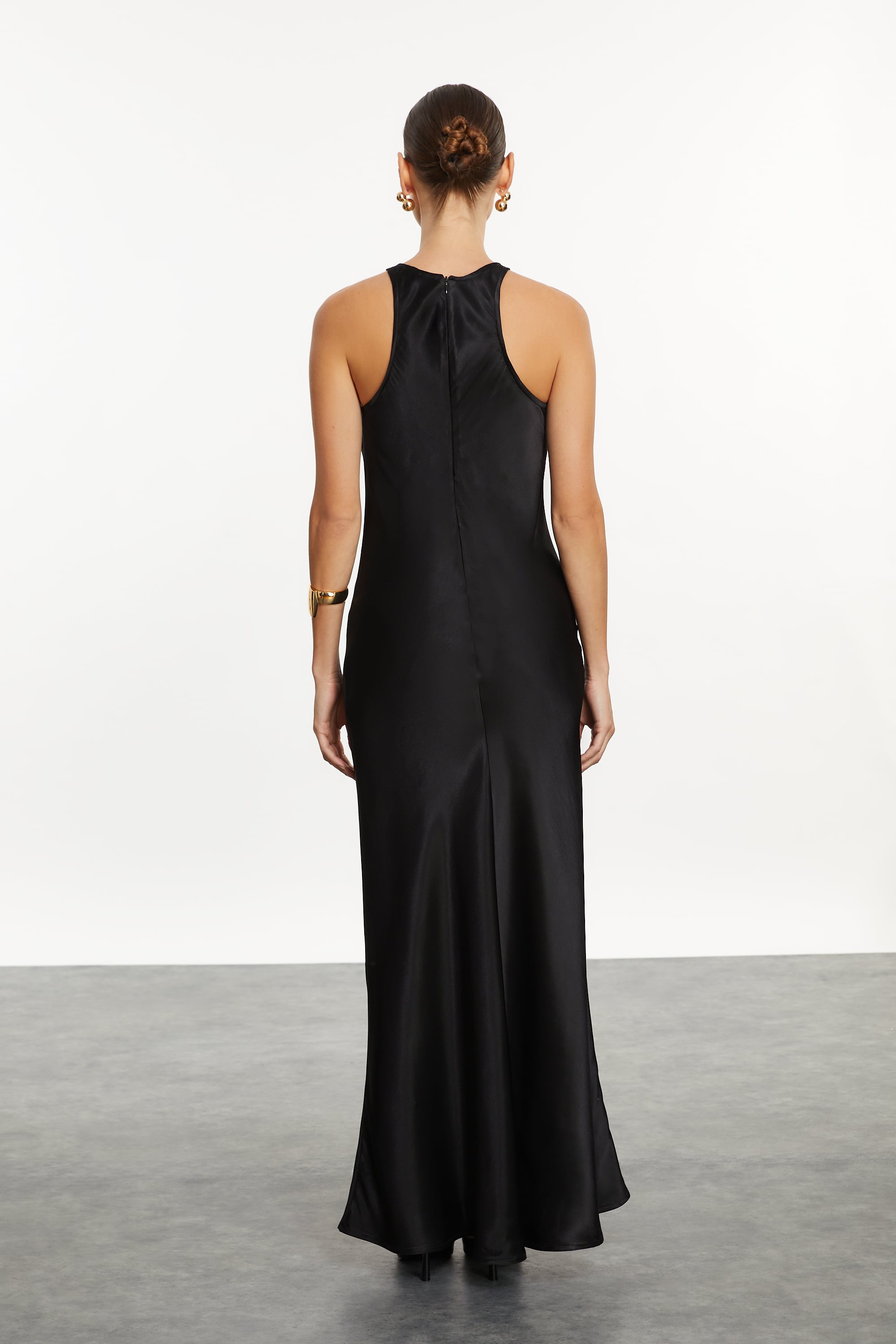 SATEN GÖRÜNÜMLÜ HALTER YAKA MİDİ ELBİSE