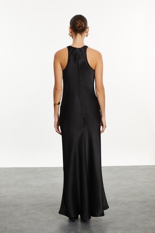  SATEN GÖRÜNÜMLÜ HALTER YAKA MİDİ ELBİSE