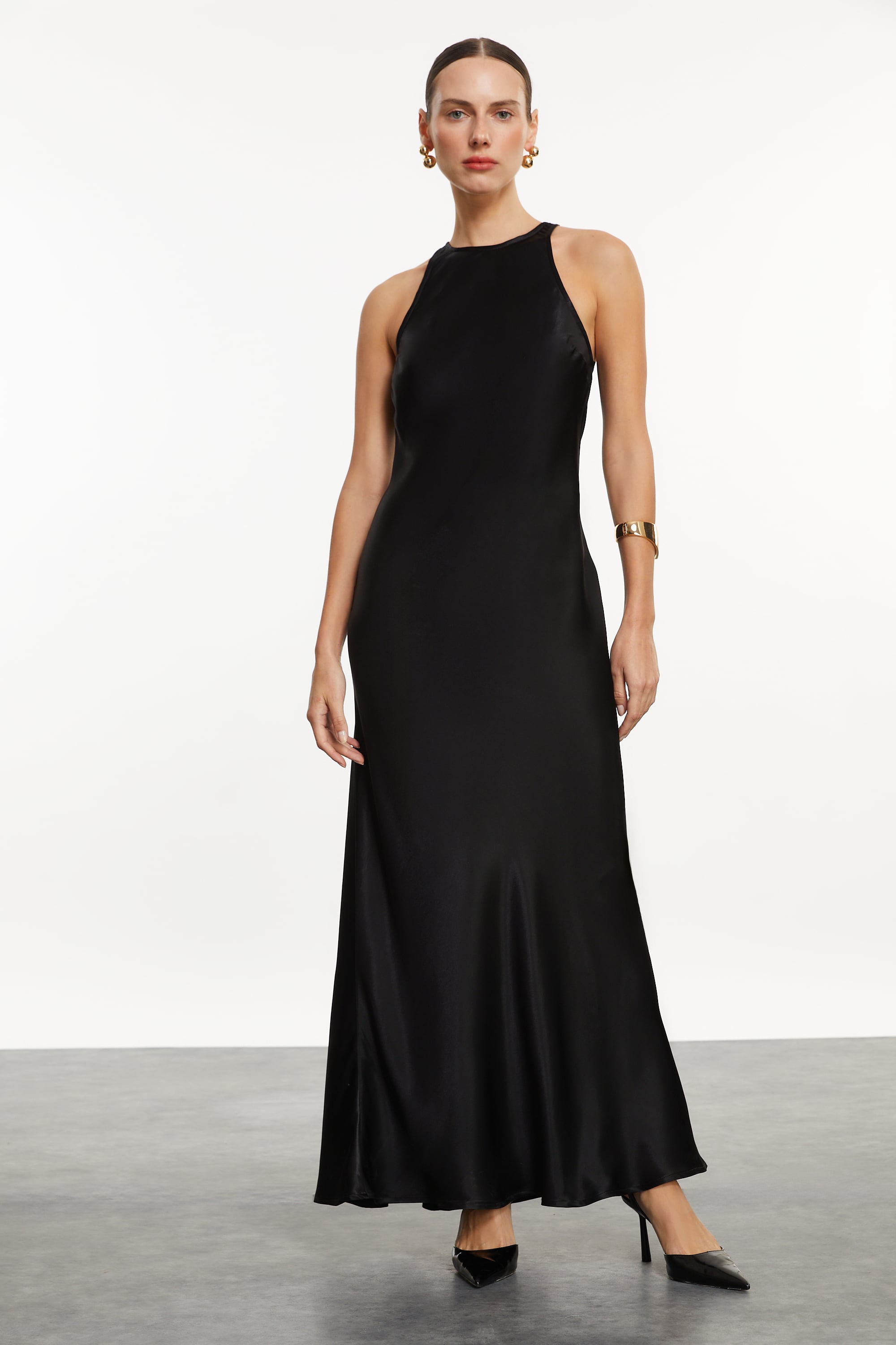 SATEN GÖRÜNÜMLÜ HALTER YAKA MİDİ ELBİSE