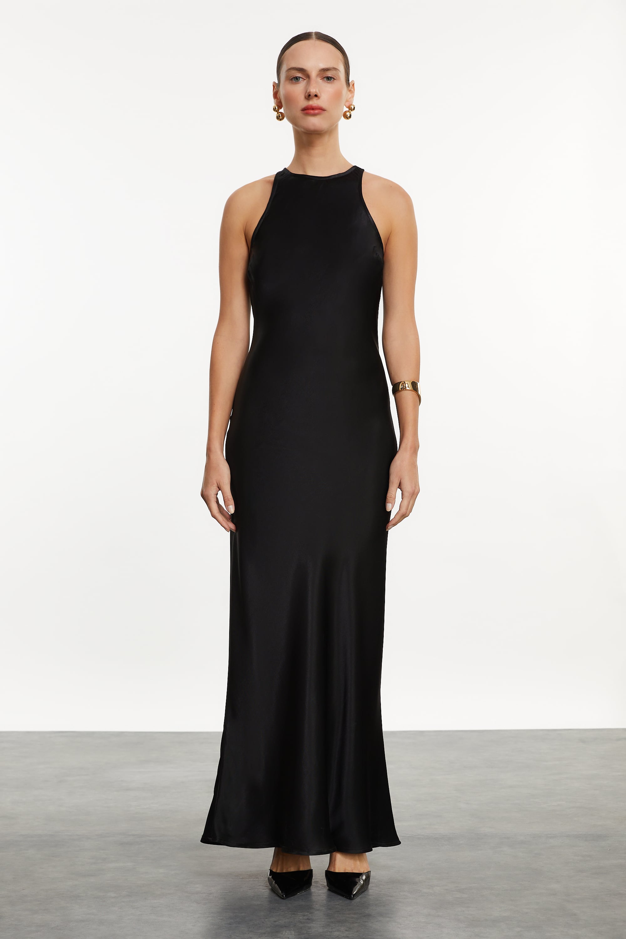 SATEN GÖRÜNÜMLÜ HALTER YAKA MİDİ ELBİSE