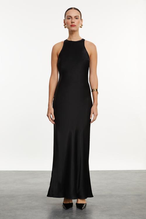  SATEN GÖRÜNÜMLÜ HALTER YAKA MİDİ ELBİSE