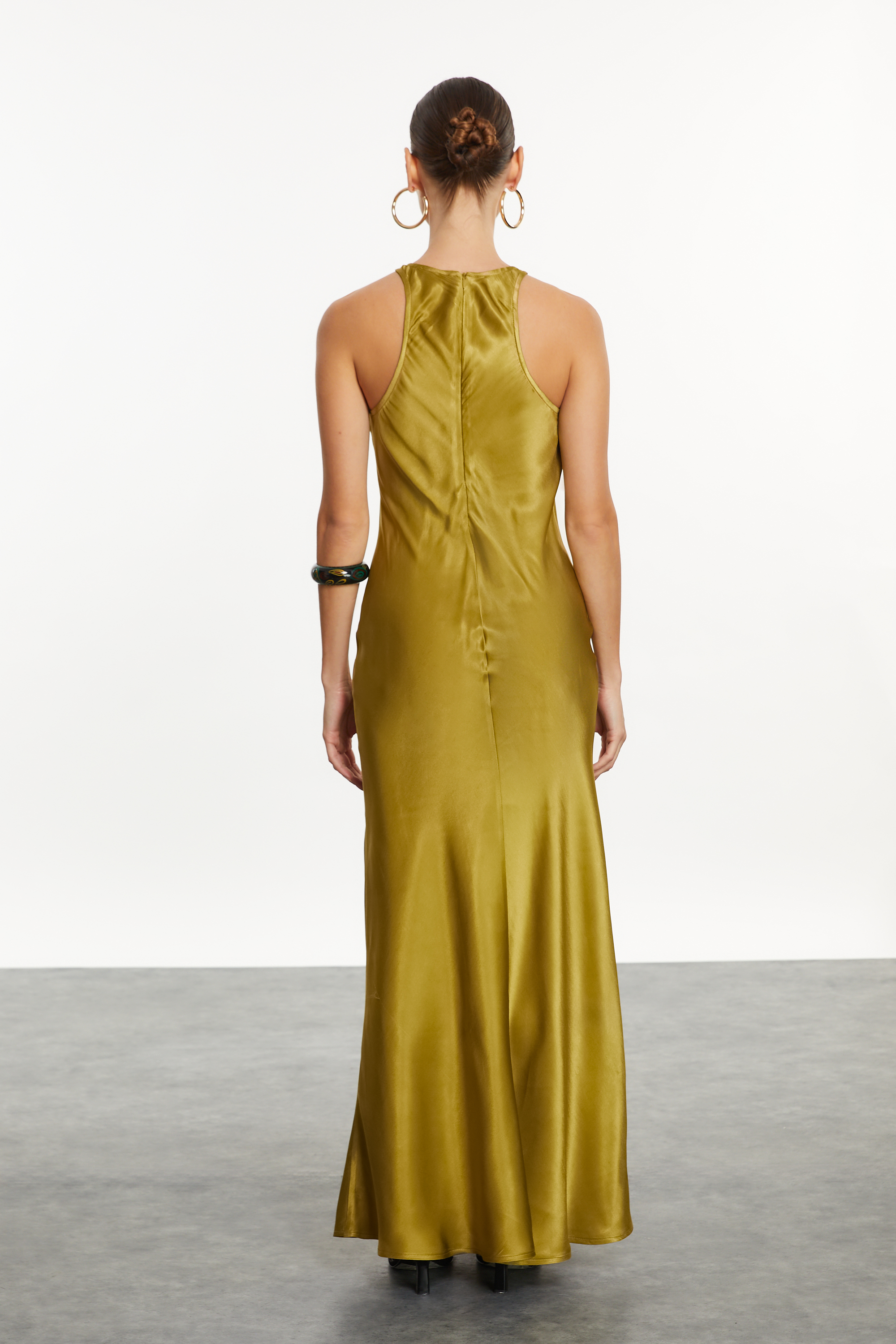 SATEN GÖRÜNÜMLÜ HALTER YAKA MİDİ ELBİSE