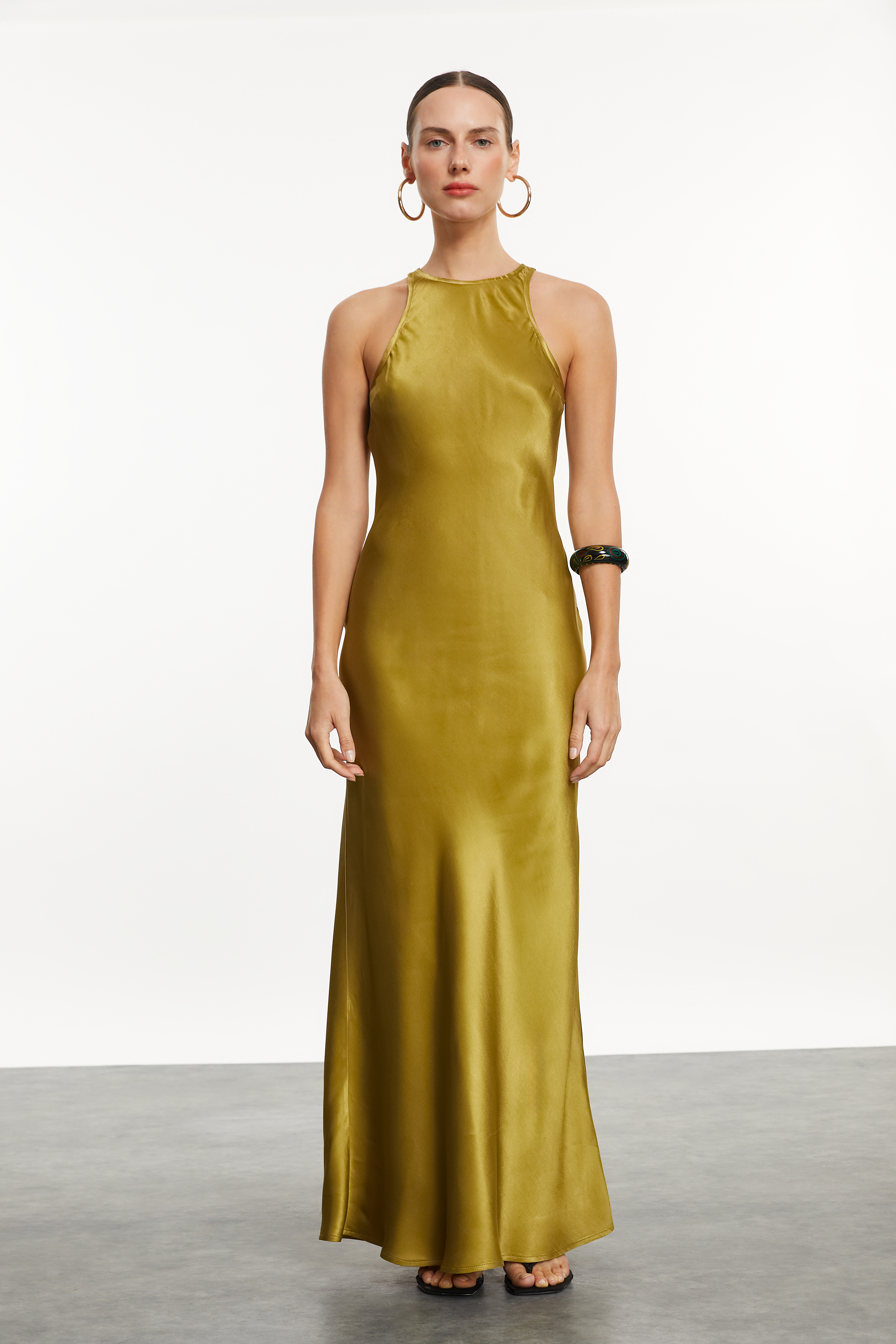 SATEN GÖRÜNÜMLÜ HALTER YAKA MİDİ ELBİSE