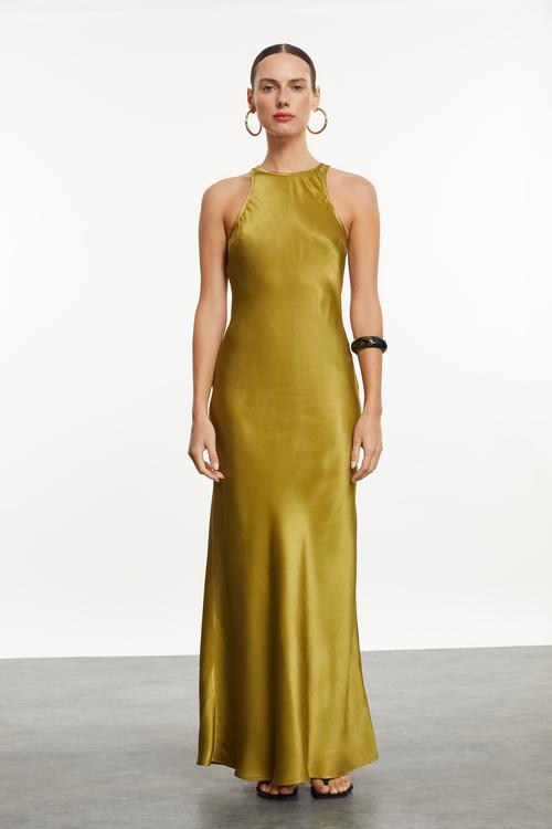  SATEN GÖRÜNÜMLÜ HALTER YAKA MİDİ ELBİSE