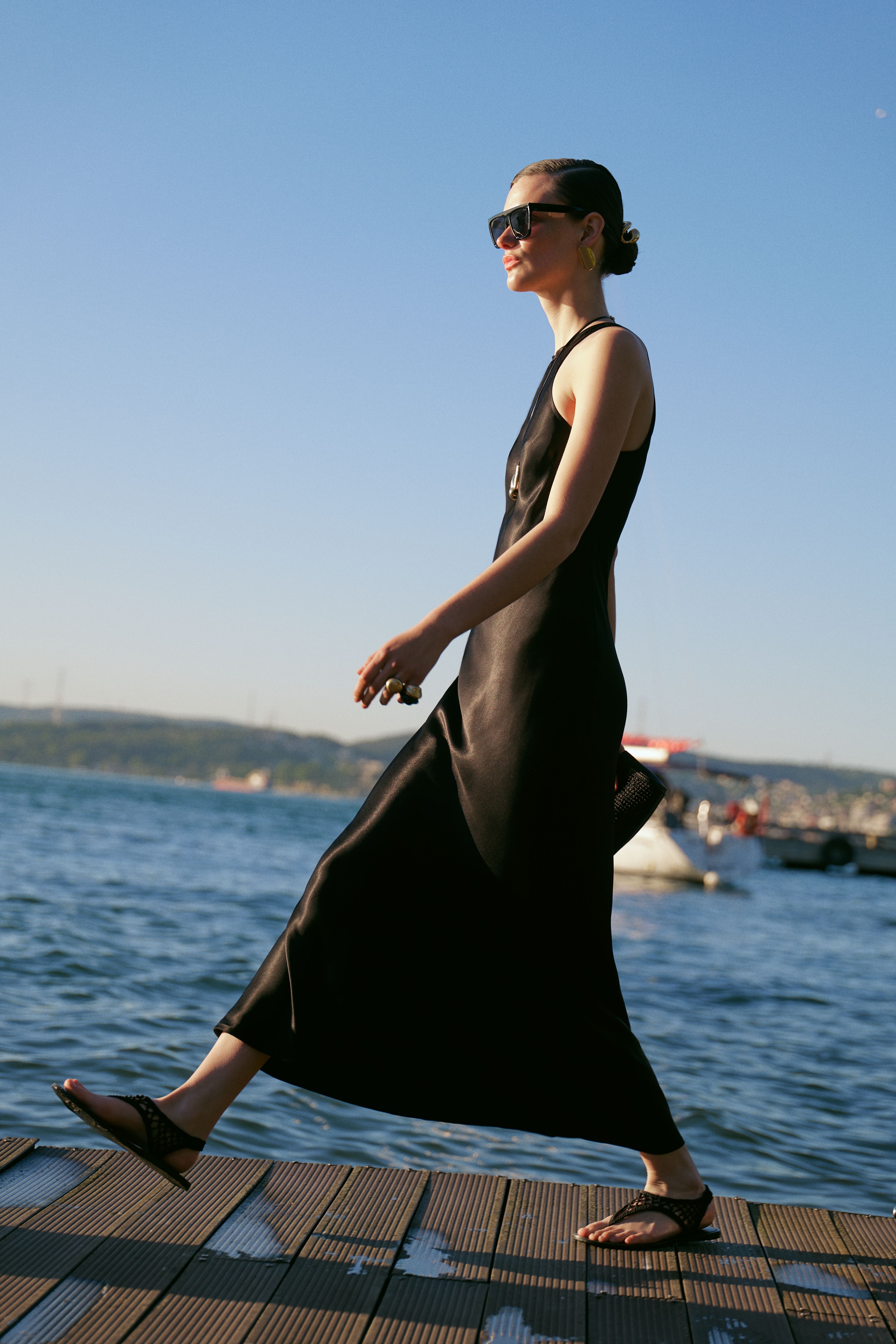 SATEN GÖRÜNÜMLÜ HALTER YAKA MİDİ ELBİSE