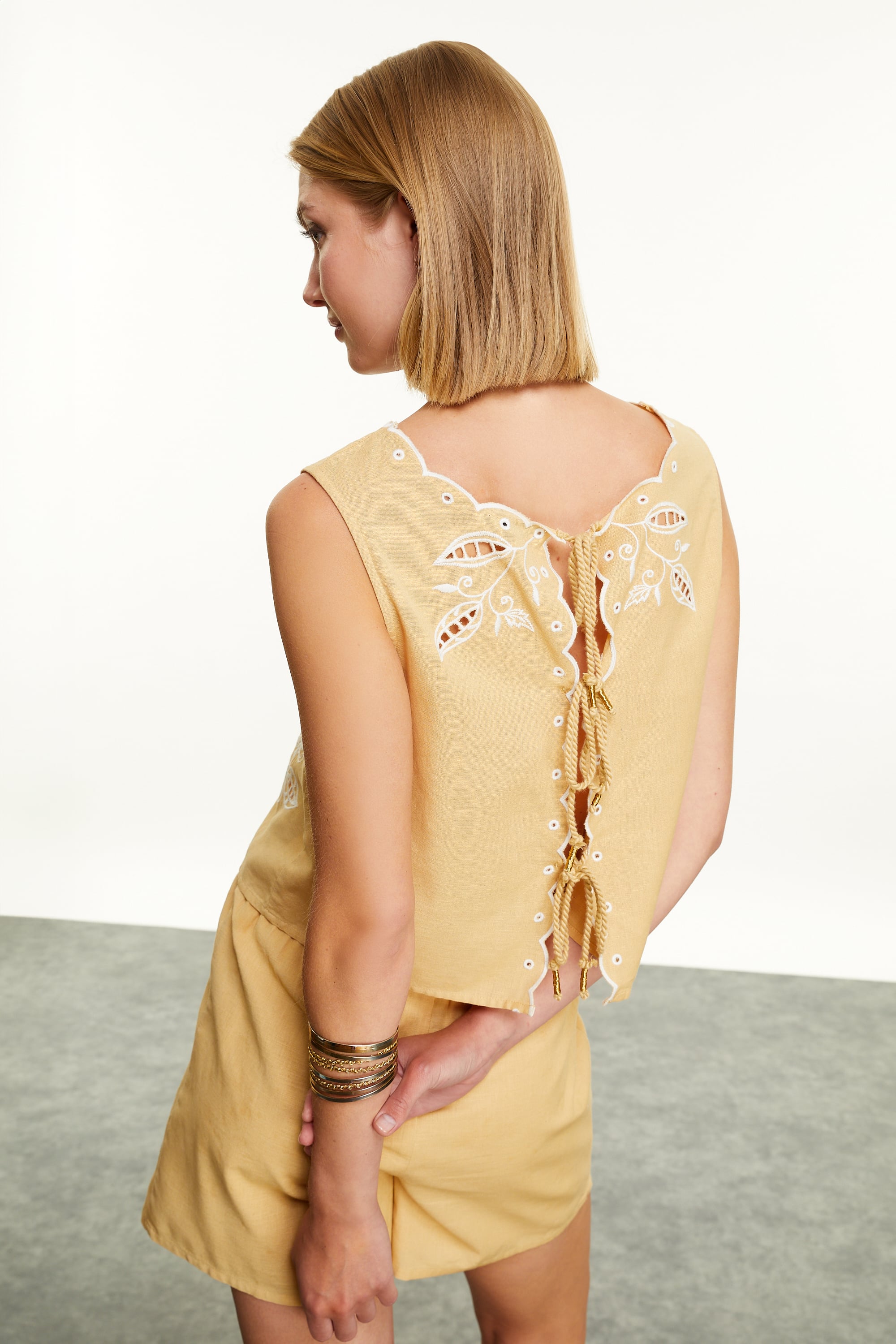 BİSİKLET YAKA NAKIŞLI SMART BLUZ