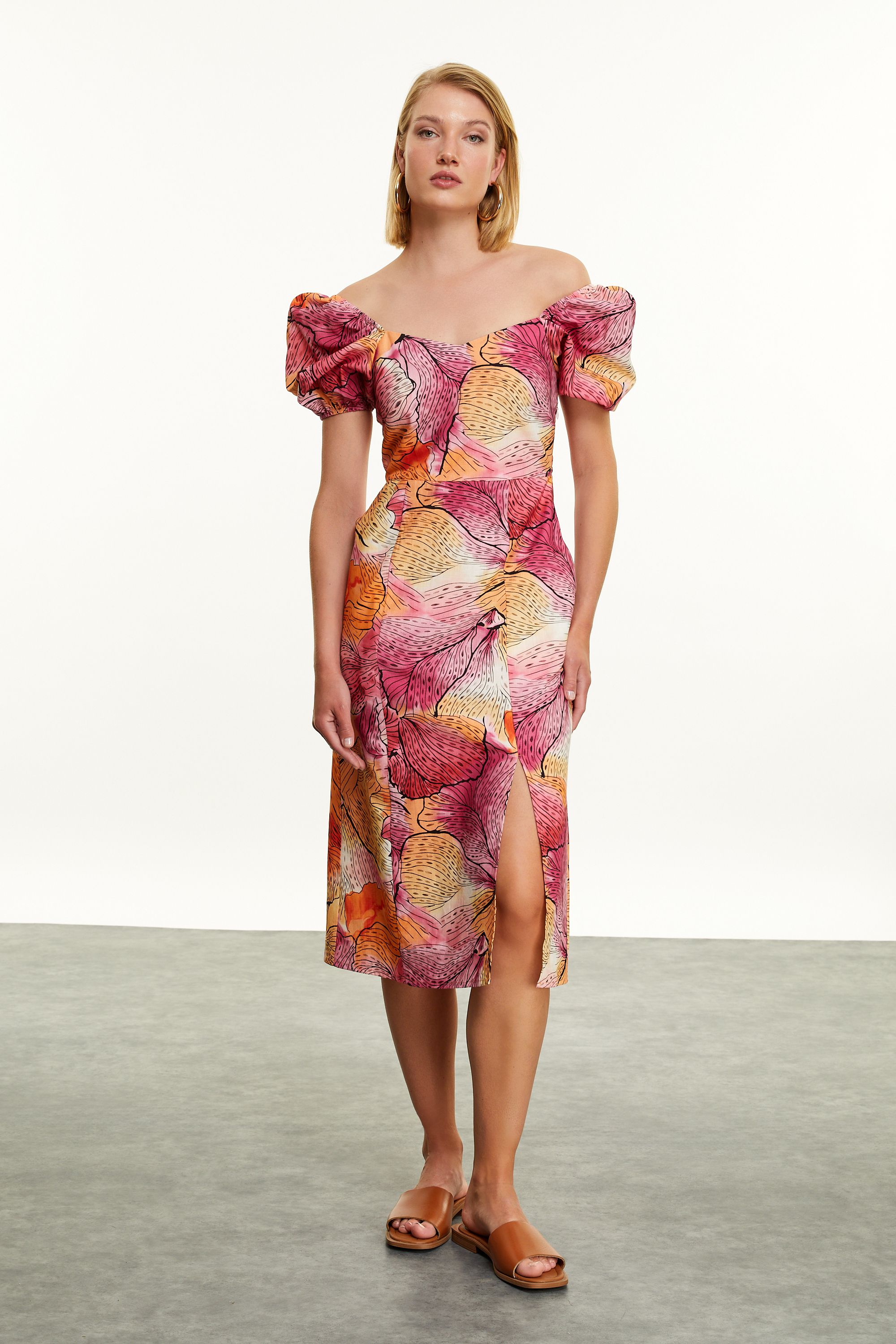 ÇİÇEKLİ YIRTMAÇ DETAYLI MİDİ ELBİSE