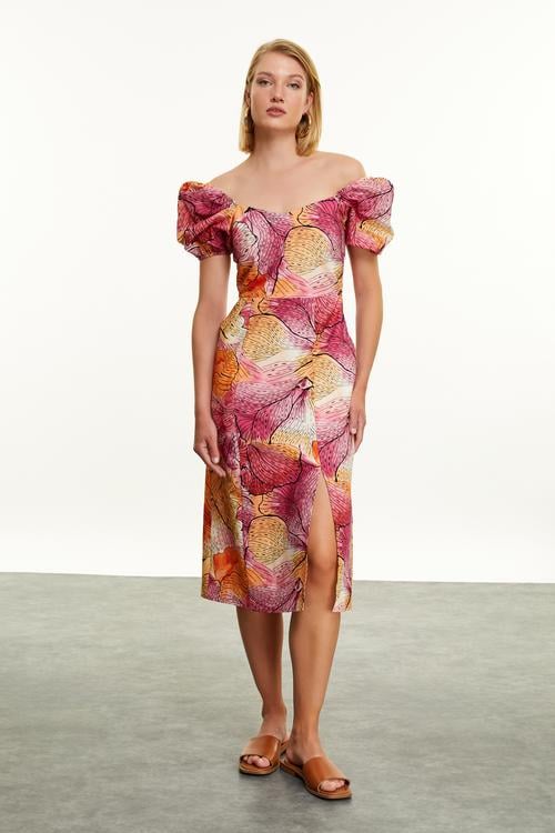  ÇİÇEKLİ YIRTMAÇ DETAYLI MİDİ ELBİSE