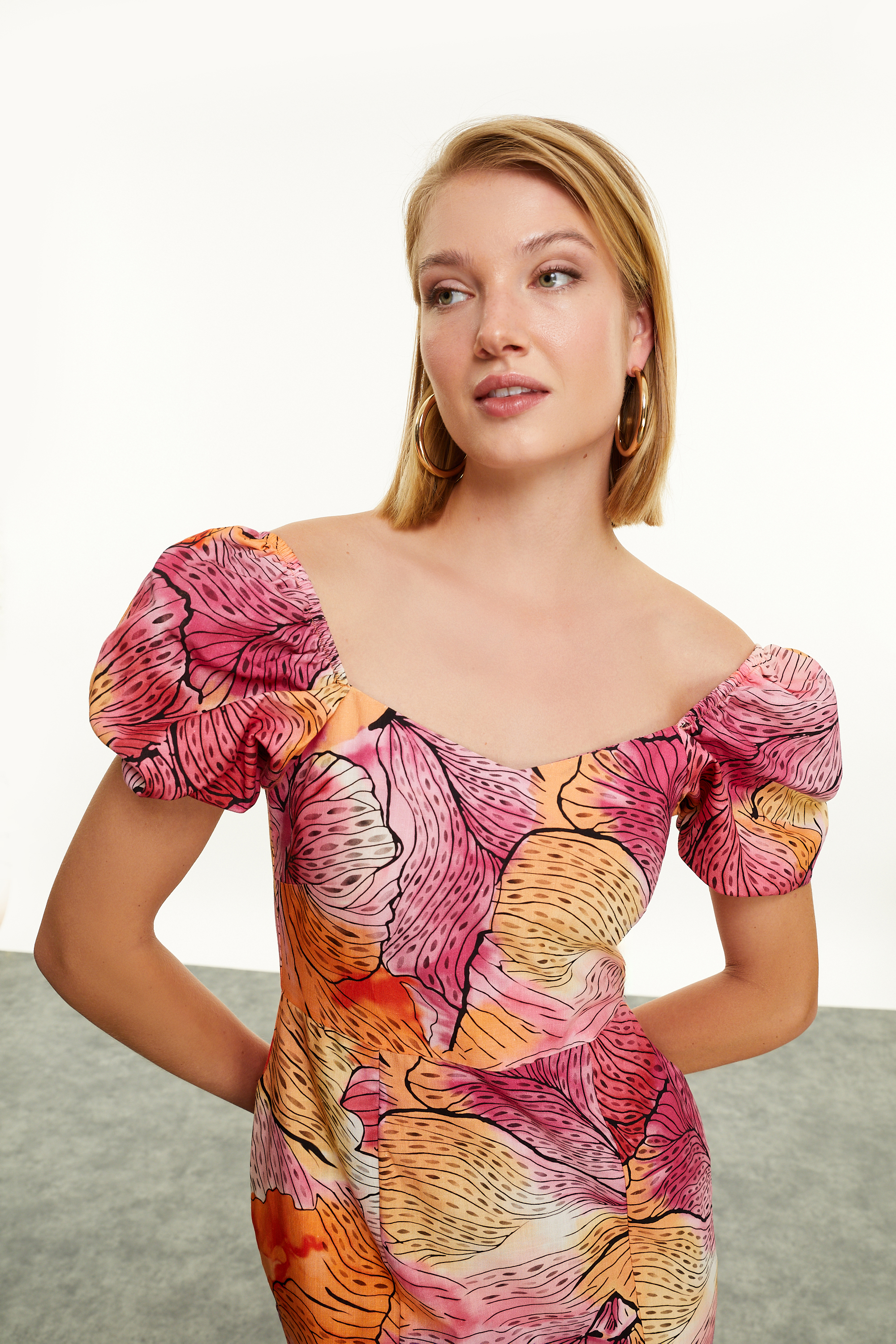 ÇİÇEKLİ YIRTMAÇ DETAYLI MİDİ ELBİSE