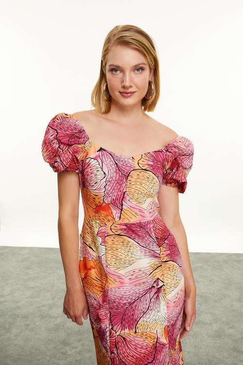  ÇİÇEKLİ YIRTMAÇ DETAYLI MİDİ ELBİSE