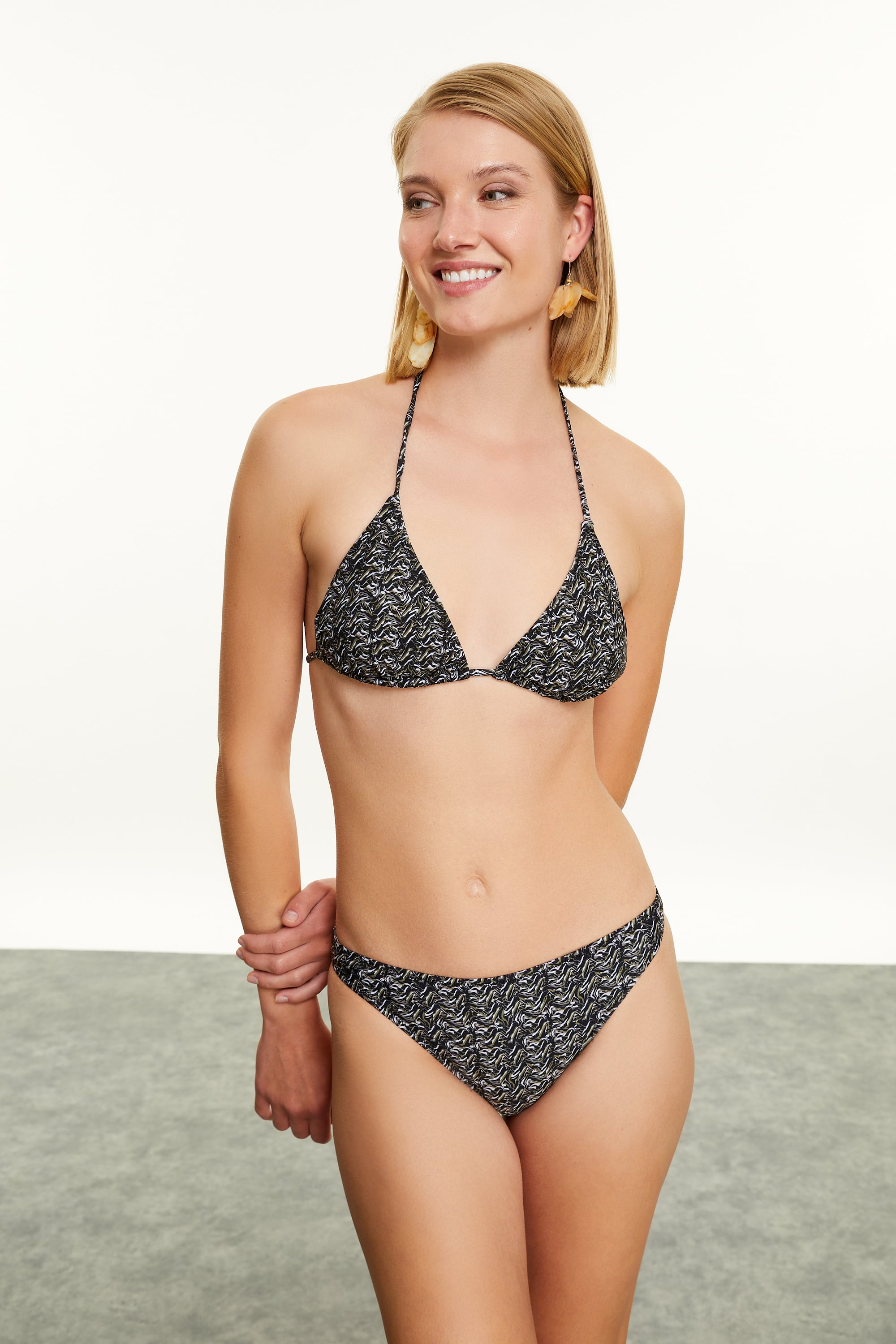 DESENLİ ÜÇGEN BİKİNİ ÜSTÜ