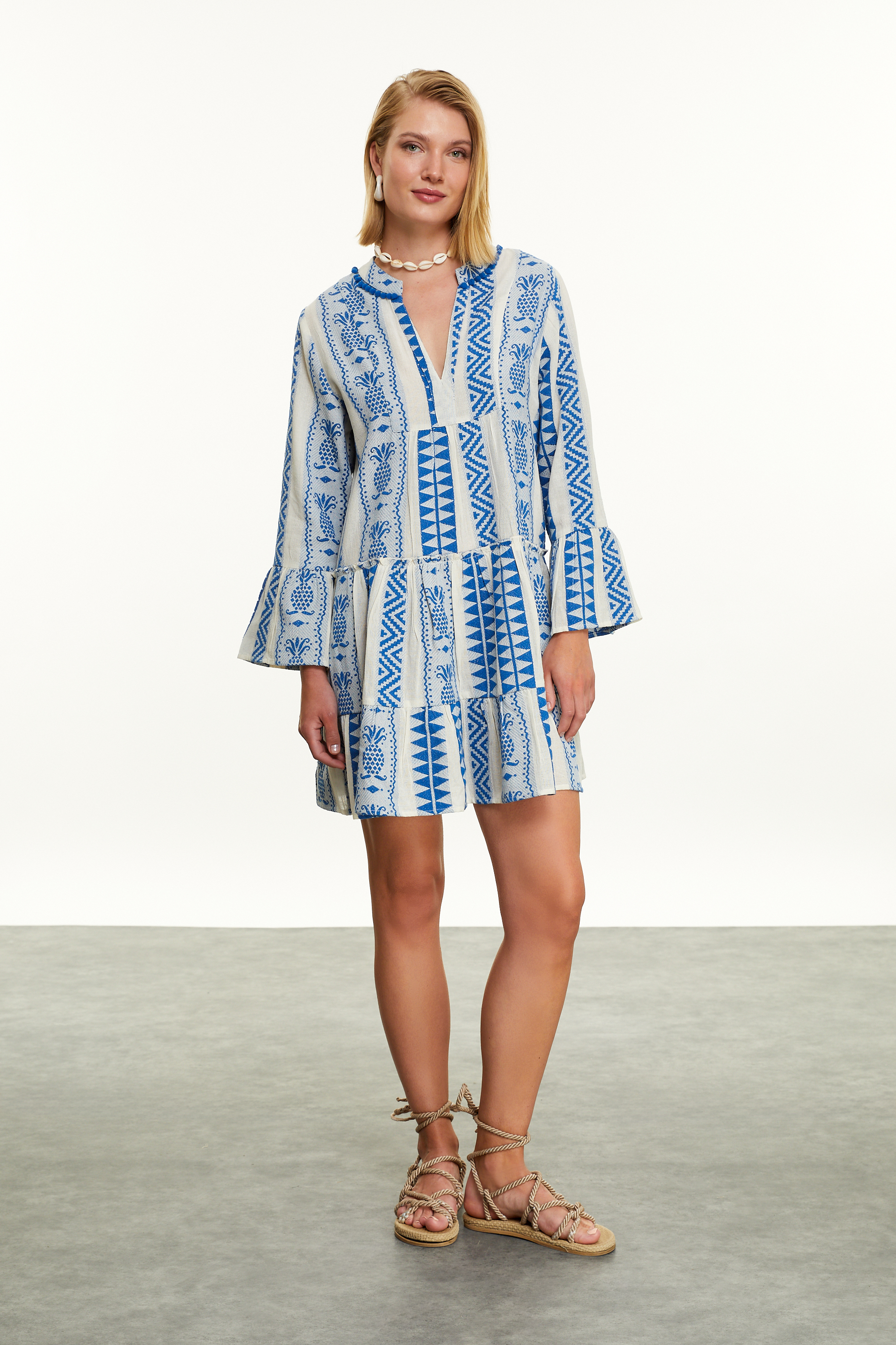 PAMUKLU V YAKA ETNİK NAKIŞLI MİNİ ELBİSE