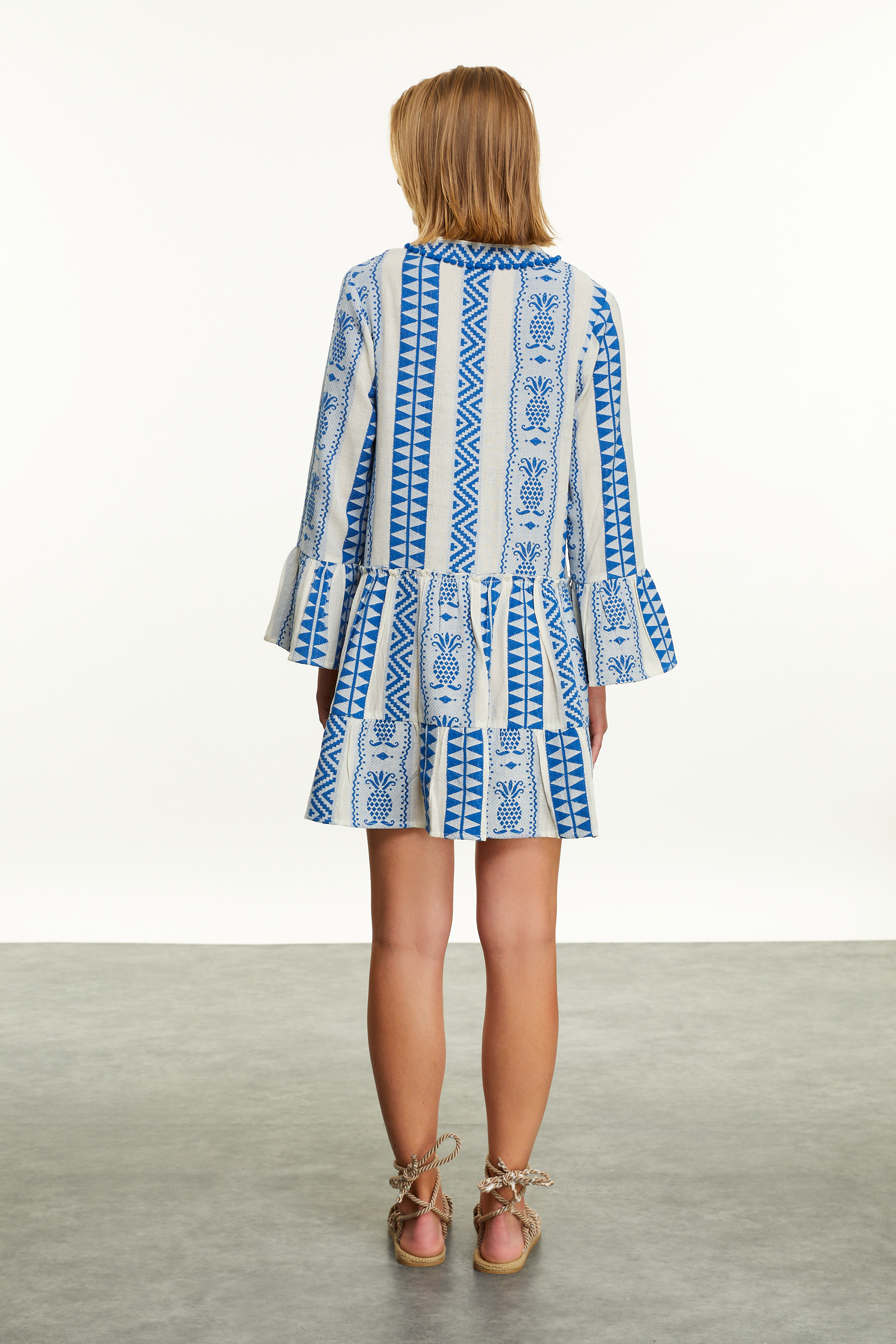 PAMUKLU V YAKA ETNİK NAKIŞLI MİNİ ELBİSE