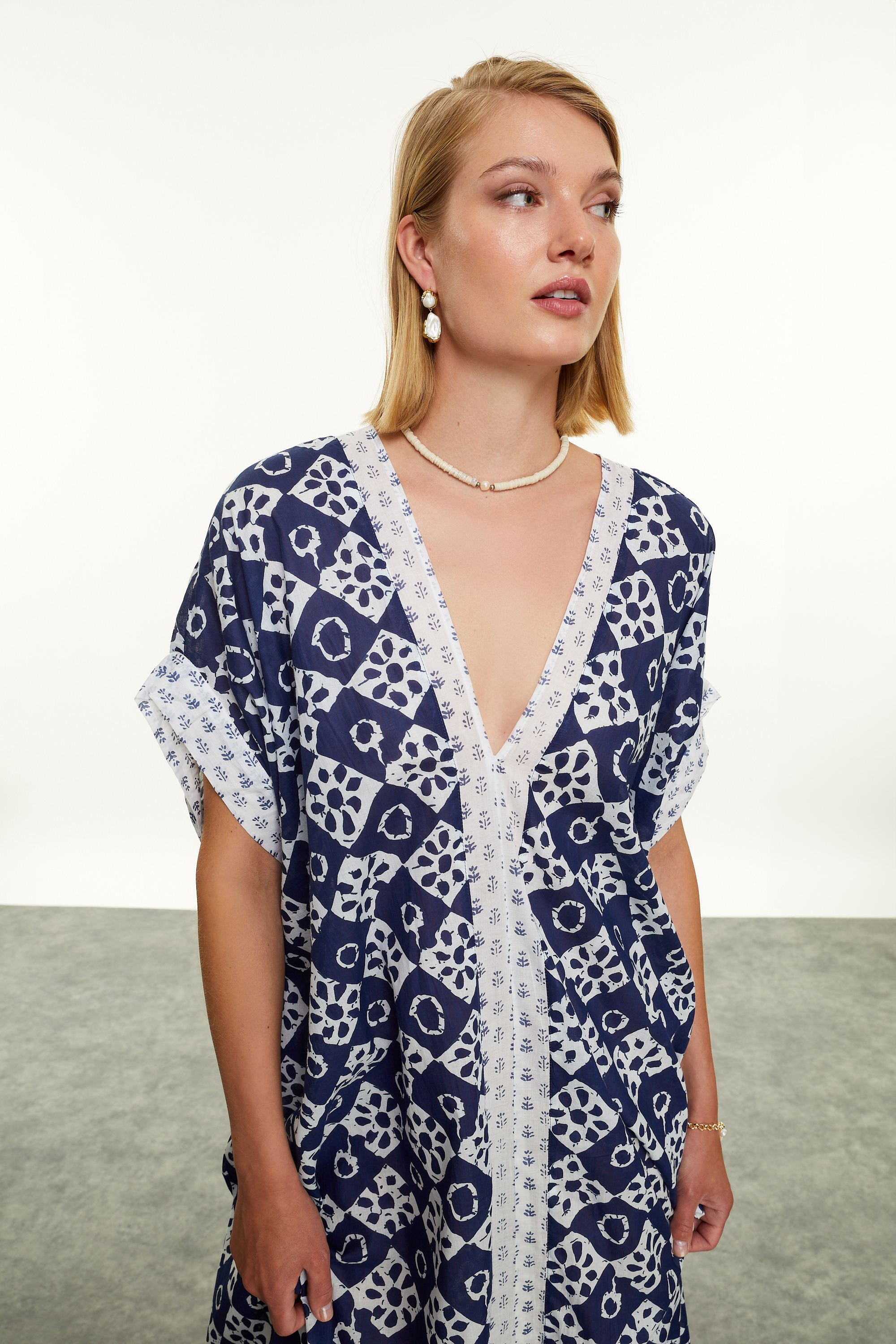 ETNİK BASKILI V YAKA MİDİ ELBİSE