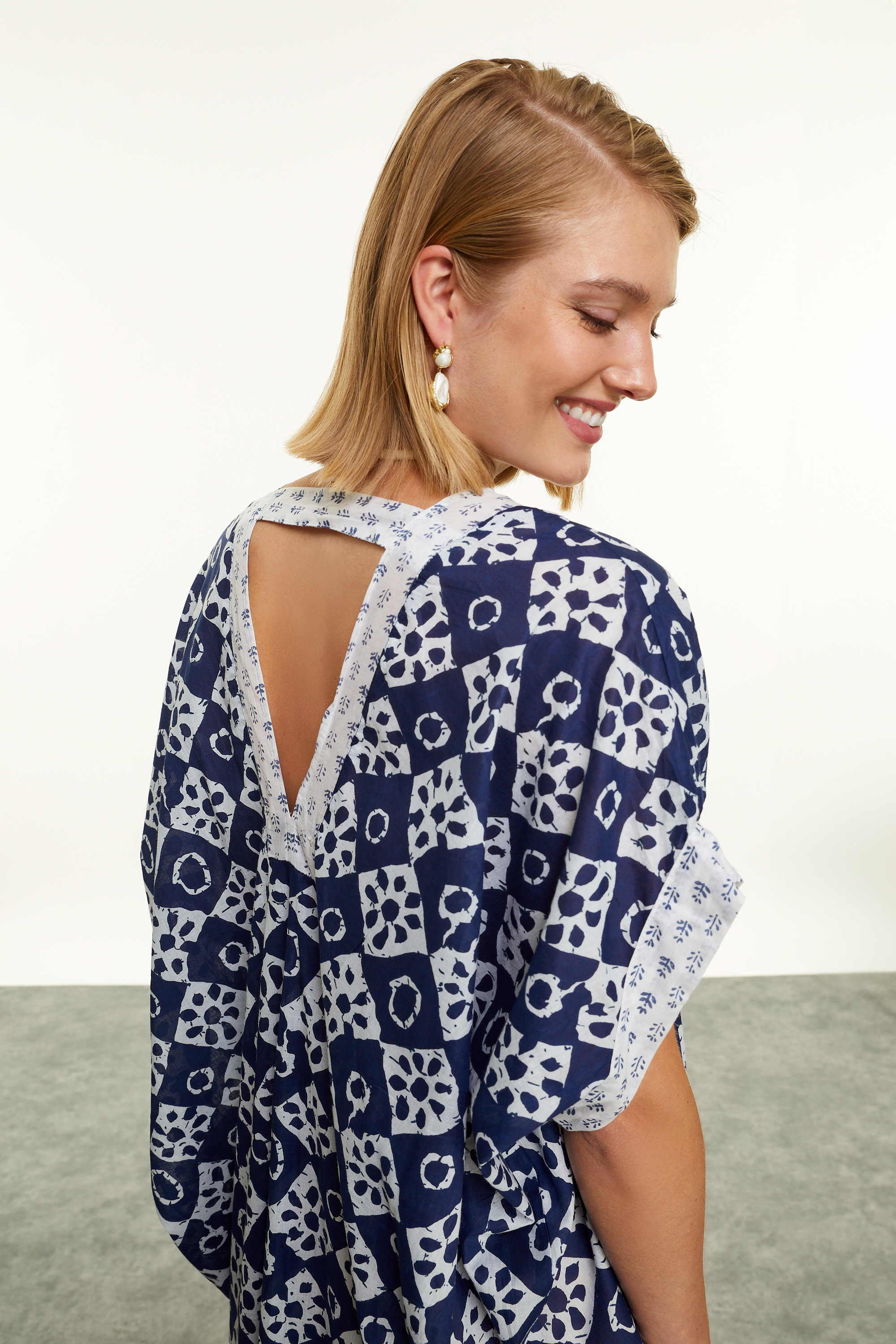 ETNİK BASKILI V YAKA MİDİ ELBİSE