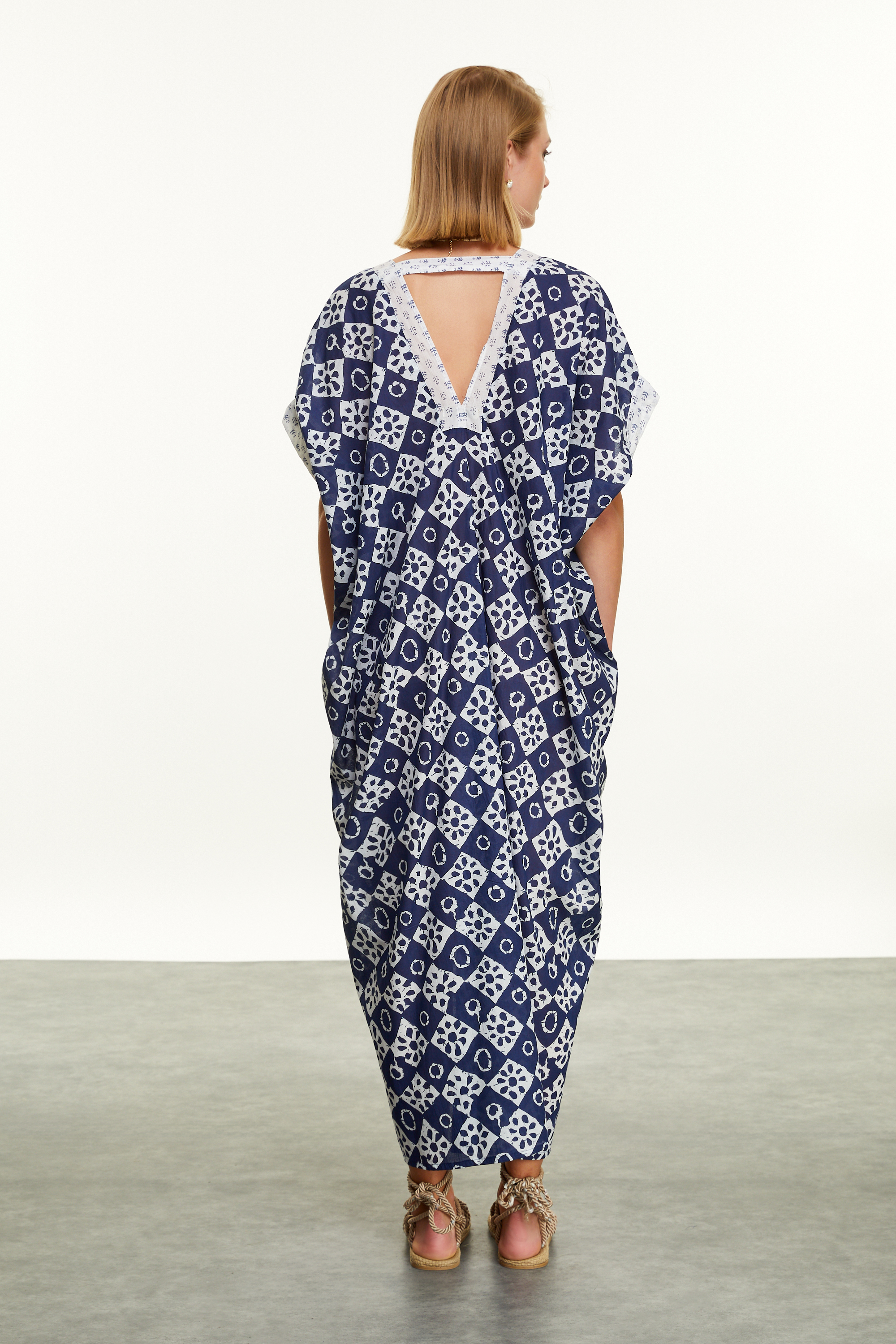 ETNİK BASKILI V YAKA MİDİ ELBİSE