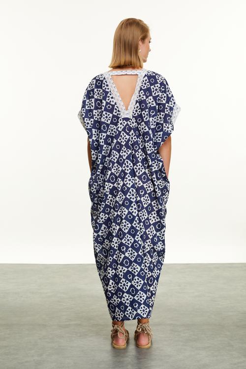  ETNİK BASKILI V YAKA MİDİ ELBİSE