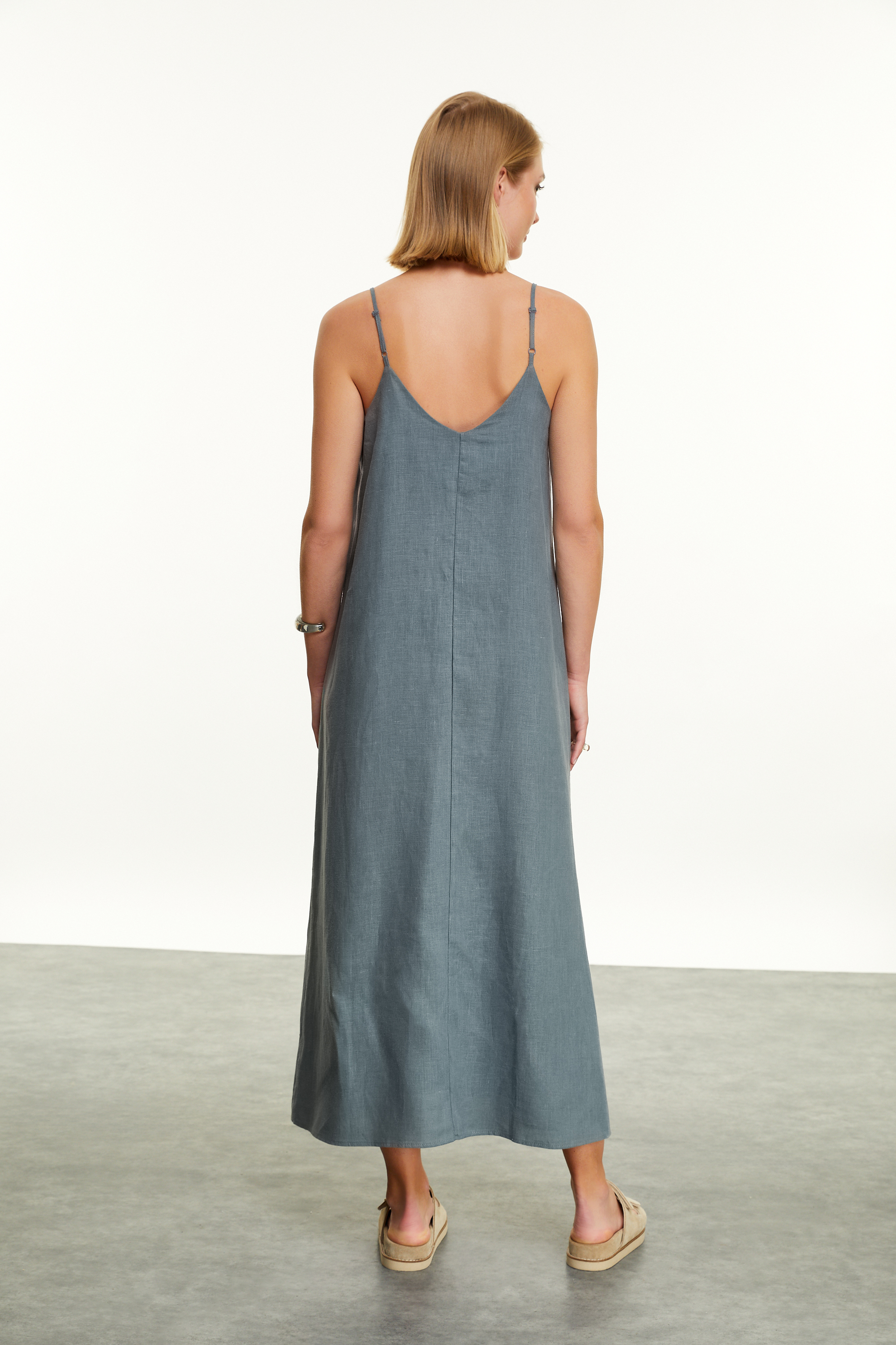 KETEN YIRTMAÇ DETAYLI ASKILI MİDİ ELBİSE