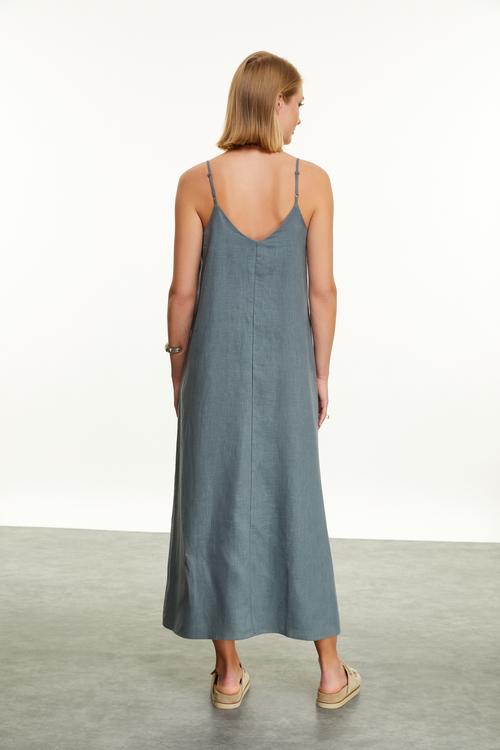  KETEN YIRTMAÇ DETAYLI ASKILI MİDİ ELBİSE