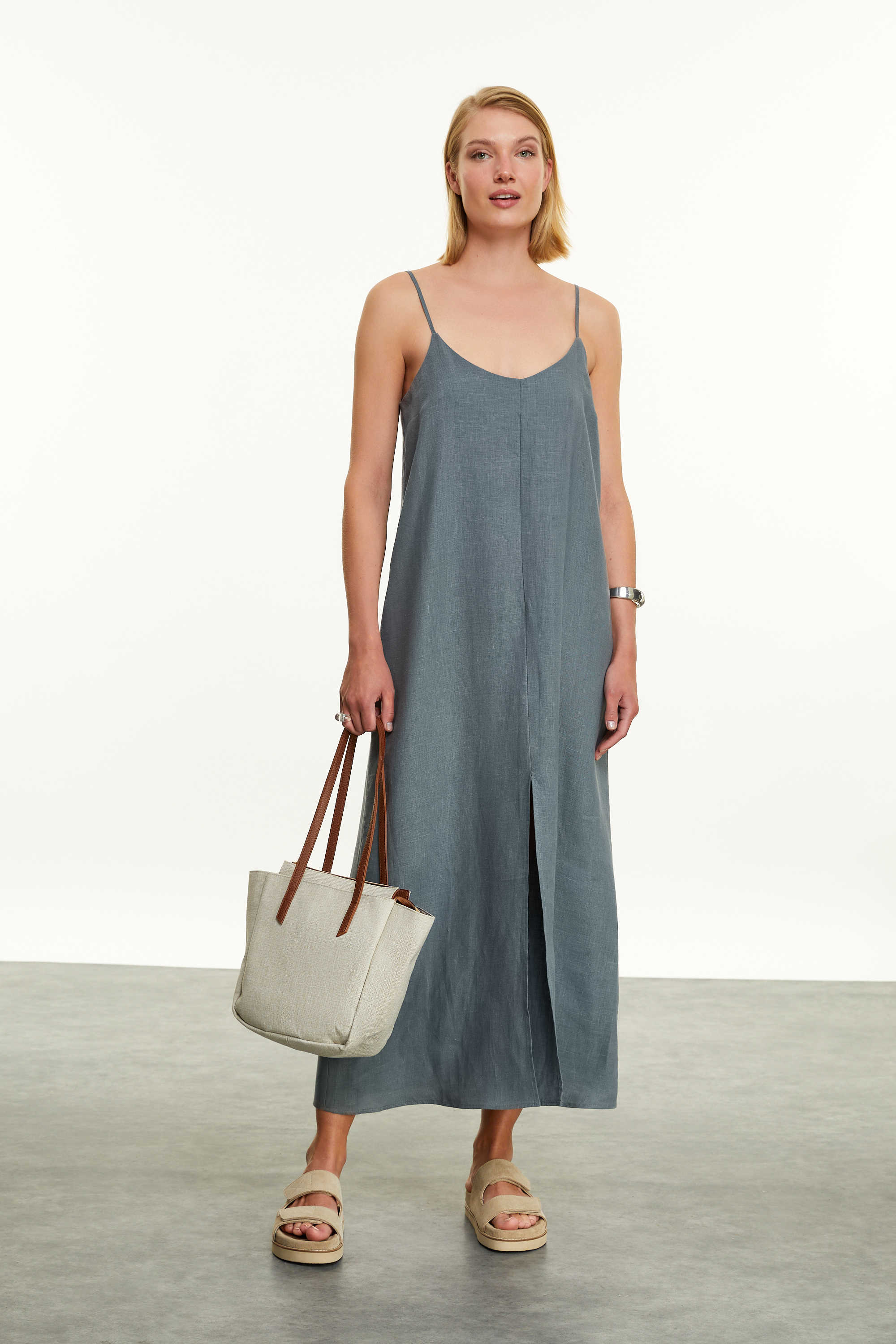 KETEN YIRTMAÇ DETAYLI ASKILI MİDİ ELBİSE