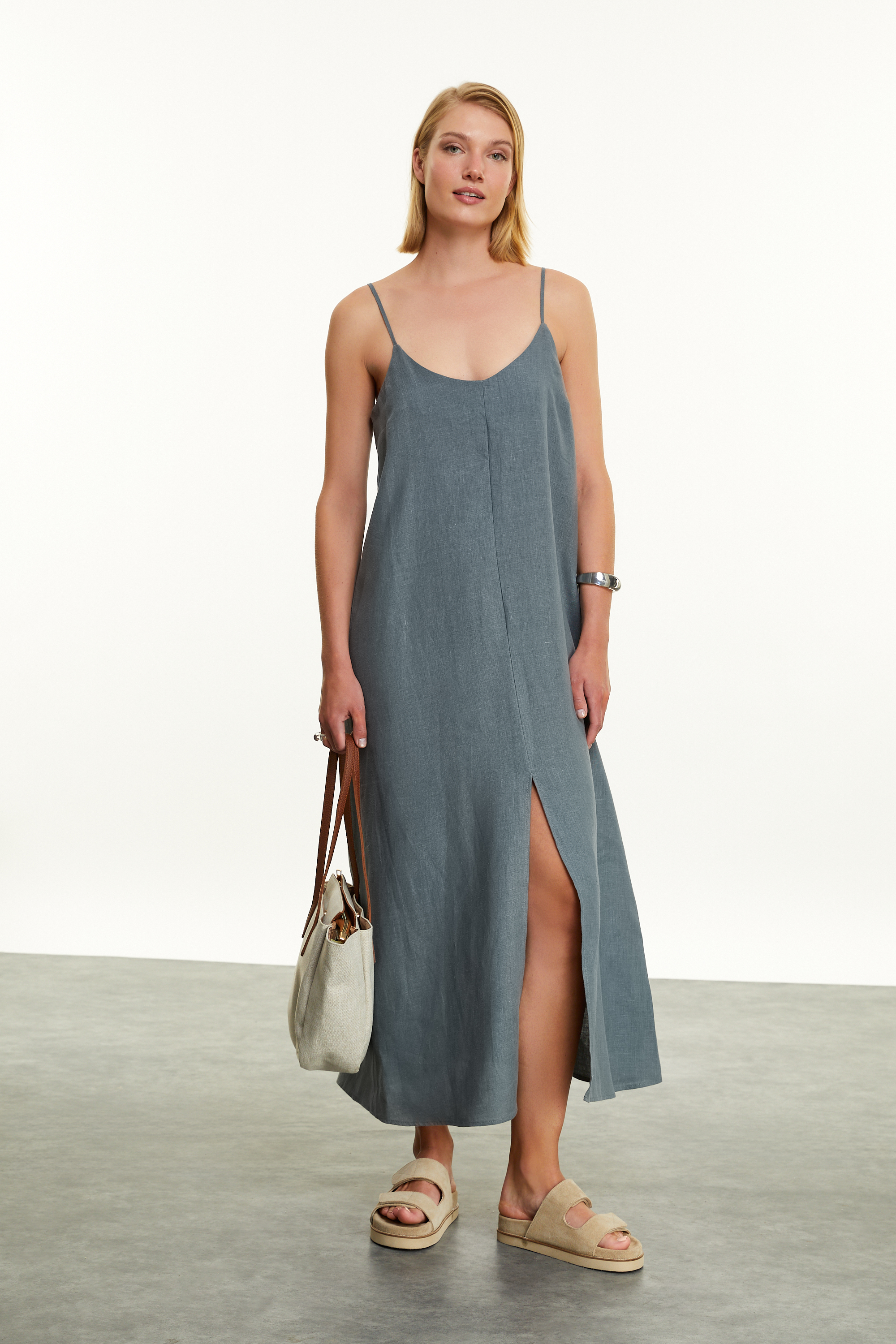 KETEN YIRTMAÇ DETAYLI ASKILI MİDİ ELBİSE