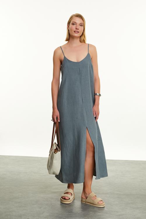  KETEN YIRTMAÇ DETAYLI ASKILI MİDİ ELBİSE