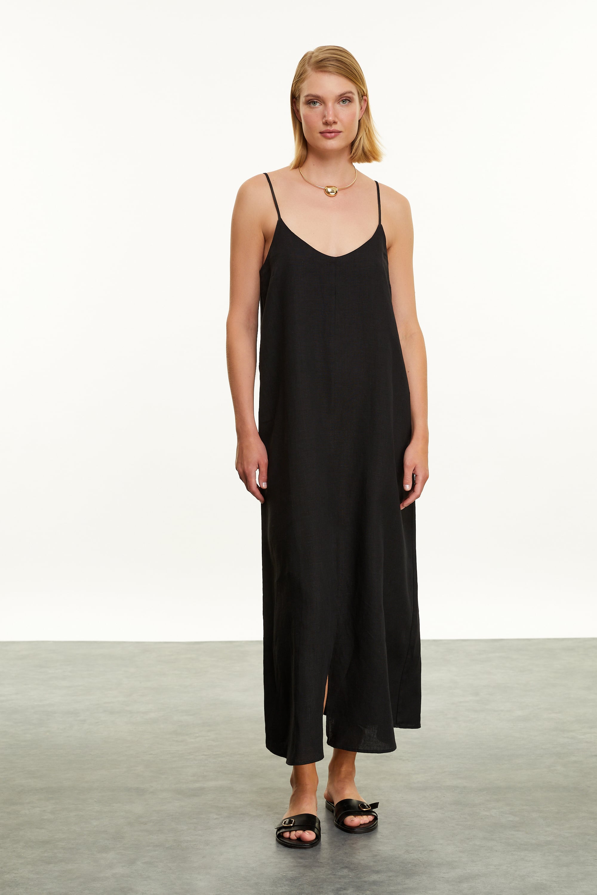 KETEN YIRTMAÇ DETAYLI ASKILI MİDİ ELBİSE