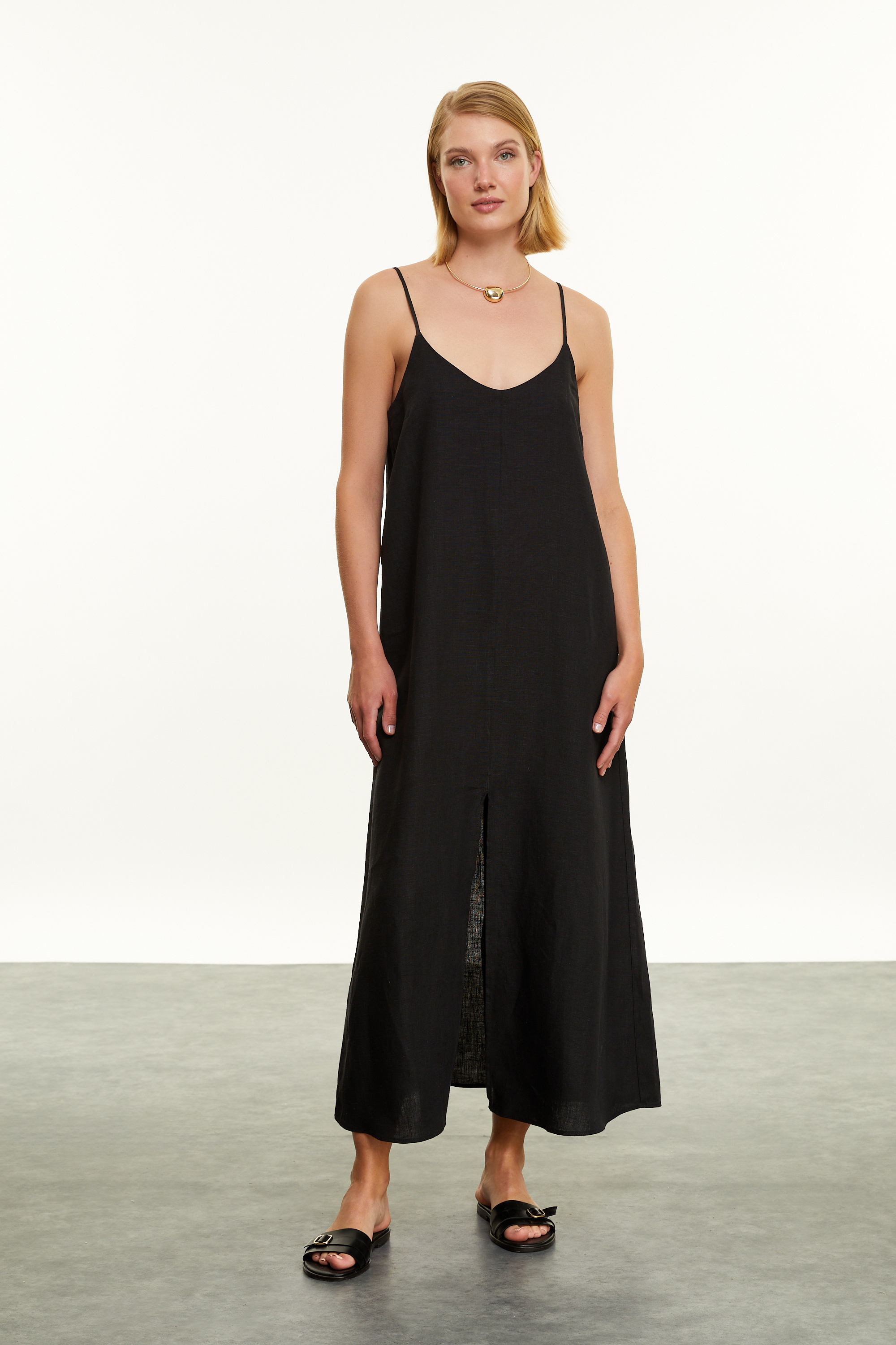 KETEN YIRTMAÇ DETAYLI ASKILI MİDİ ELBİSE